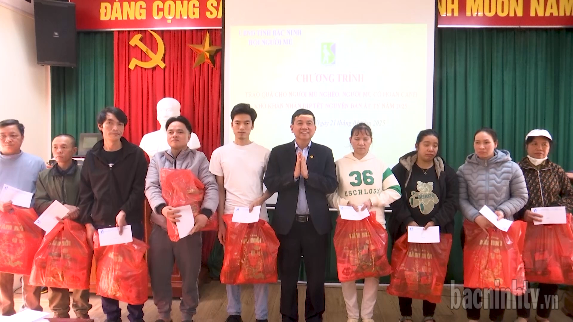 Hội Người mù tỉnh trao quà Tết cho hội viên hoàn cảnh khó khăn