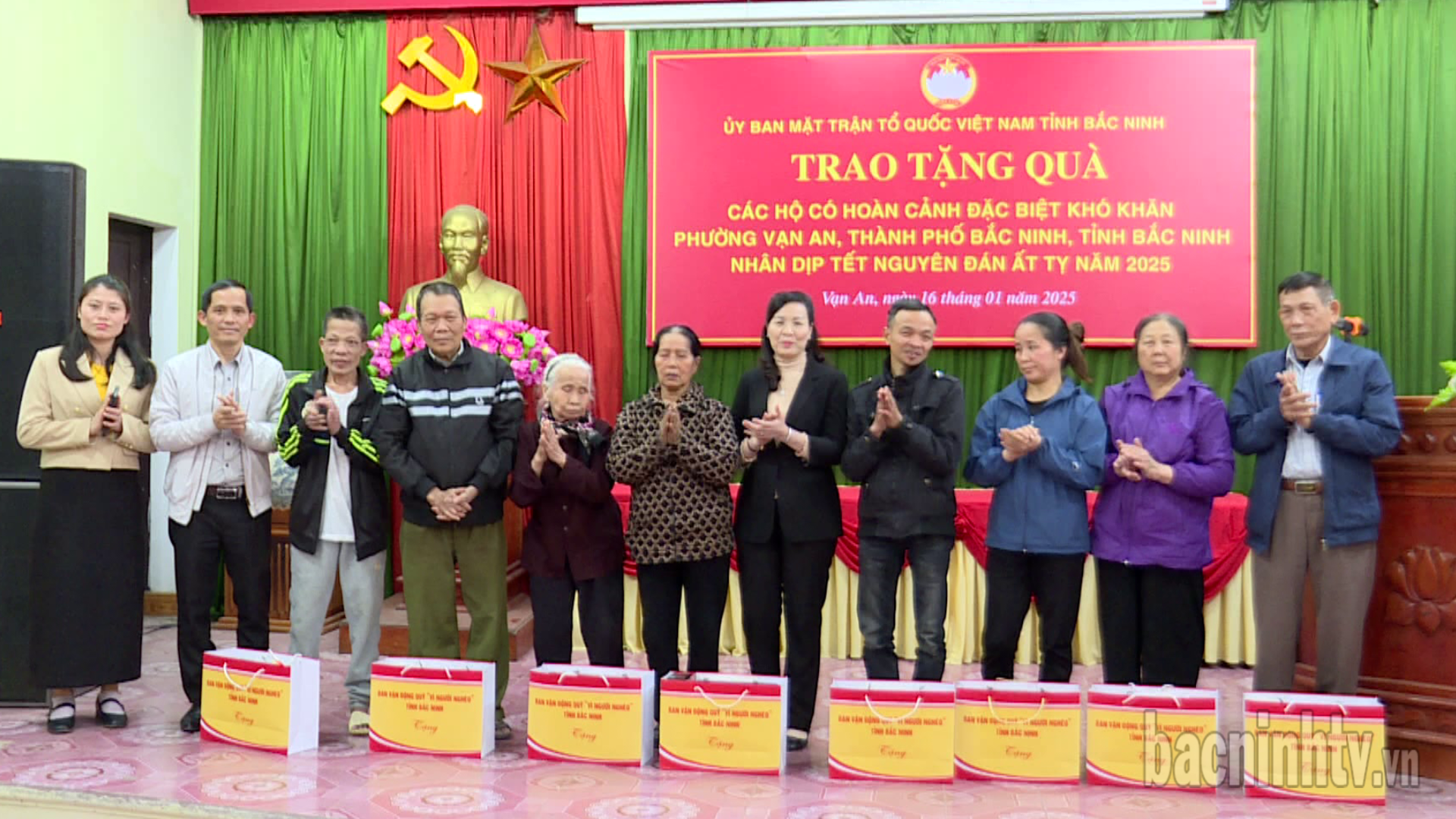 Ủy ban MTTQ các cấp trao hơn 15.000 suất quà Tết