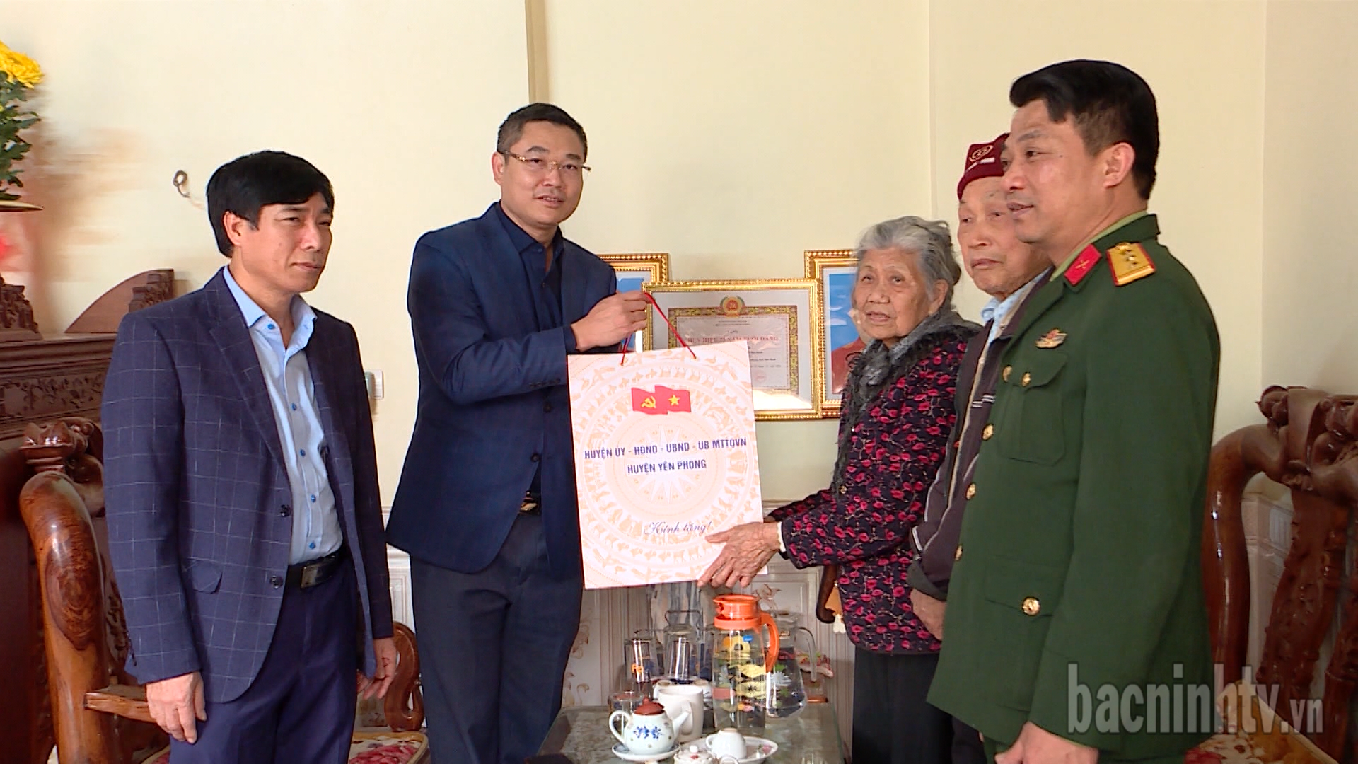 Huyện Yên Phong thăm, tặng quà nhân dịp Tết Nguyên đán Ất Tỵ 2025