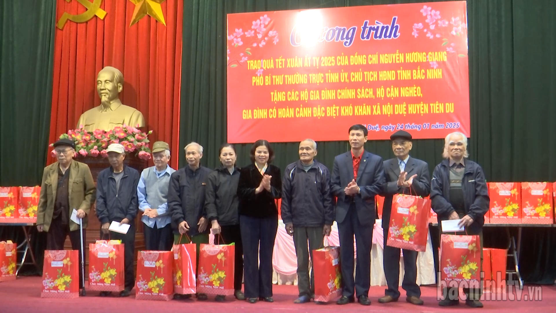 Đồng chí Nguyễn Hương Giang thăm, tặng quà Tết tại xã Nội Duệ