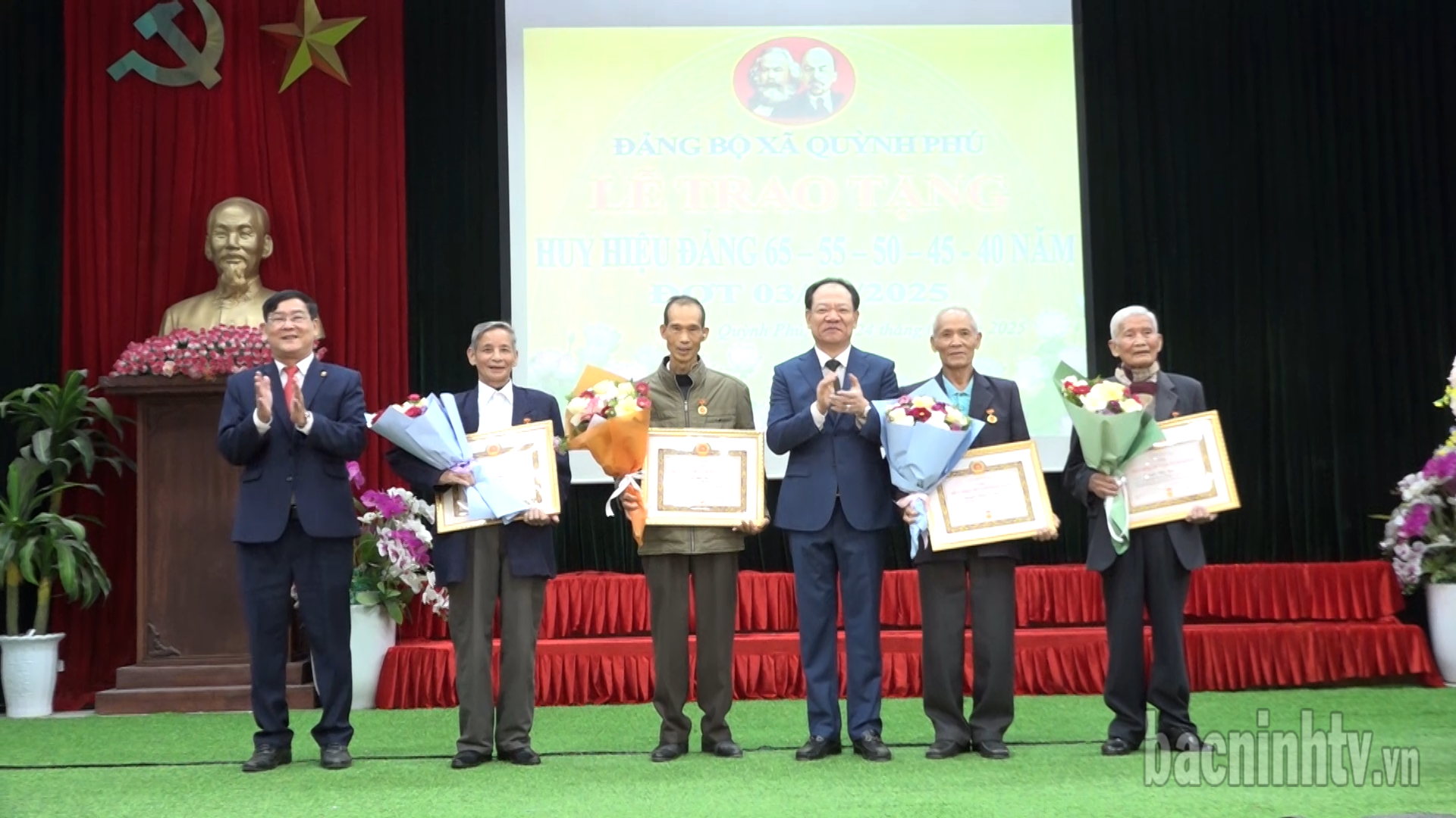 Thị xã Quế Võ và huyện Gia Bình trao tặng Huy hiệu Đảng đợt 3/2/2025
