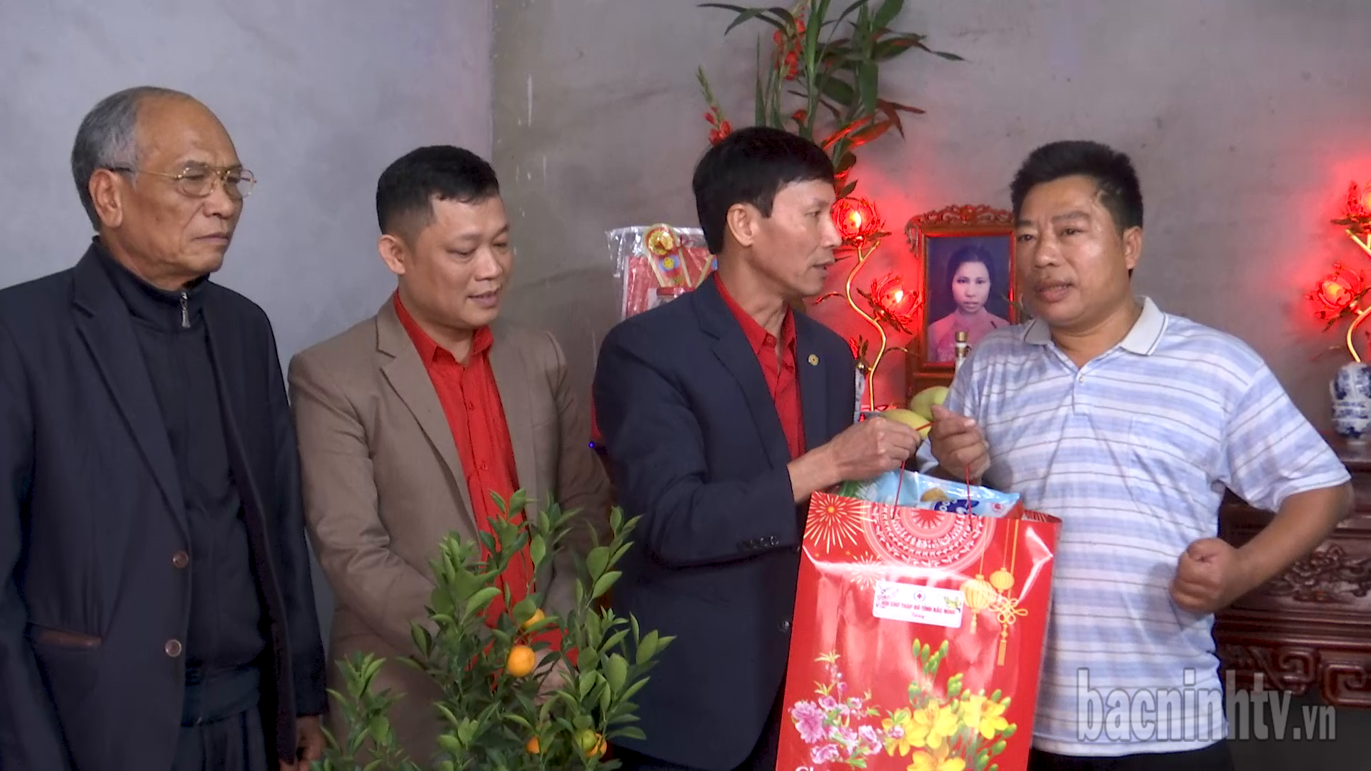 Hội Chữ thập đỏ và Hội Người mù tỉnh trao tặng quà Tết cho hội viên, các hộ có hoàn cảnh khó khăn