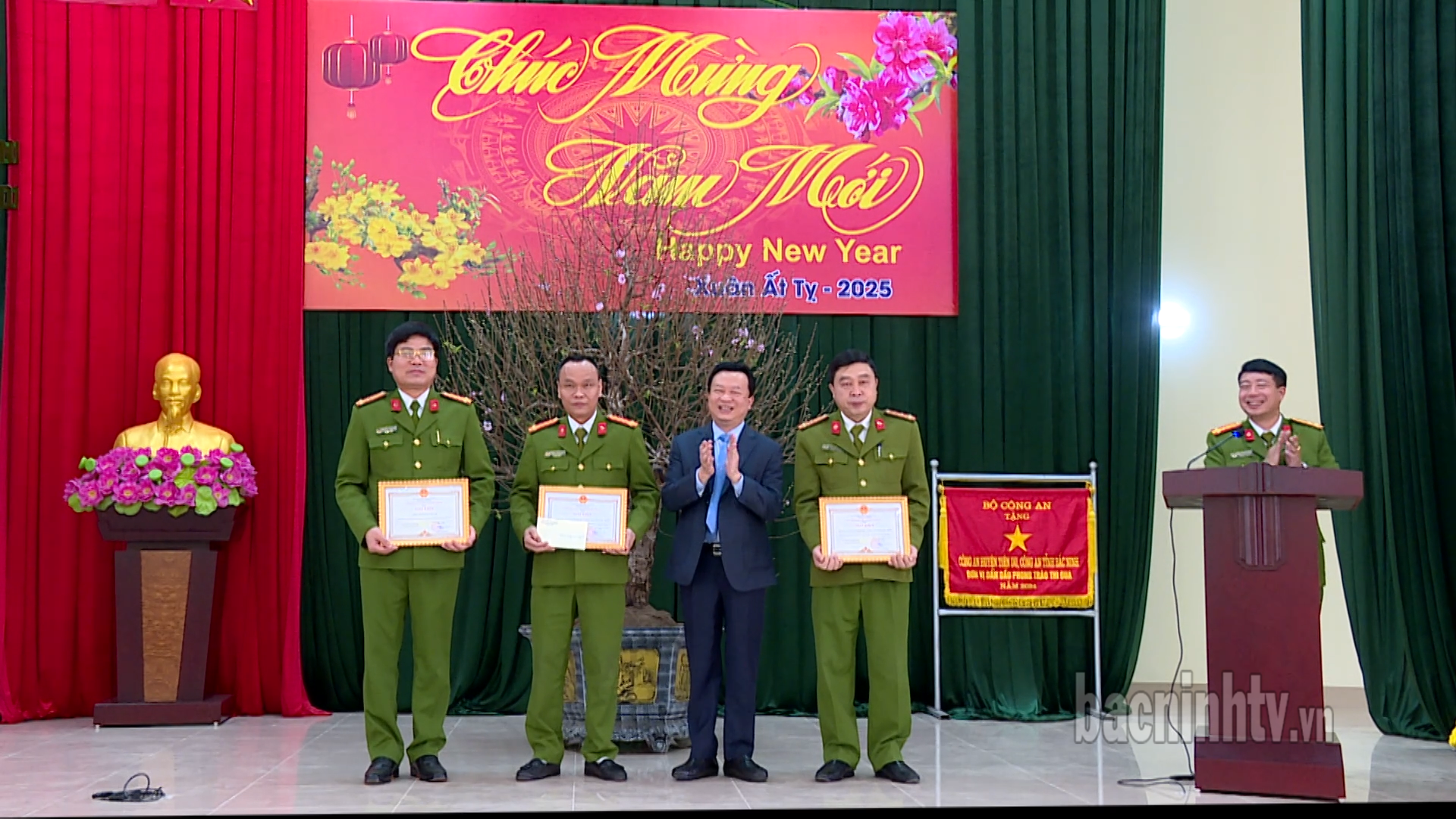 Tiên Du khen thưởng các tập thể có thành tích xuất sắc trong đấu tranh bắt giữ đối tượng cướp tài sản