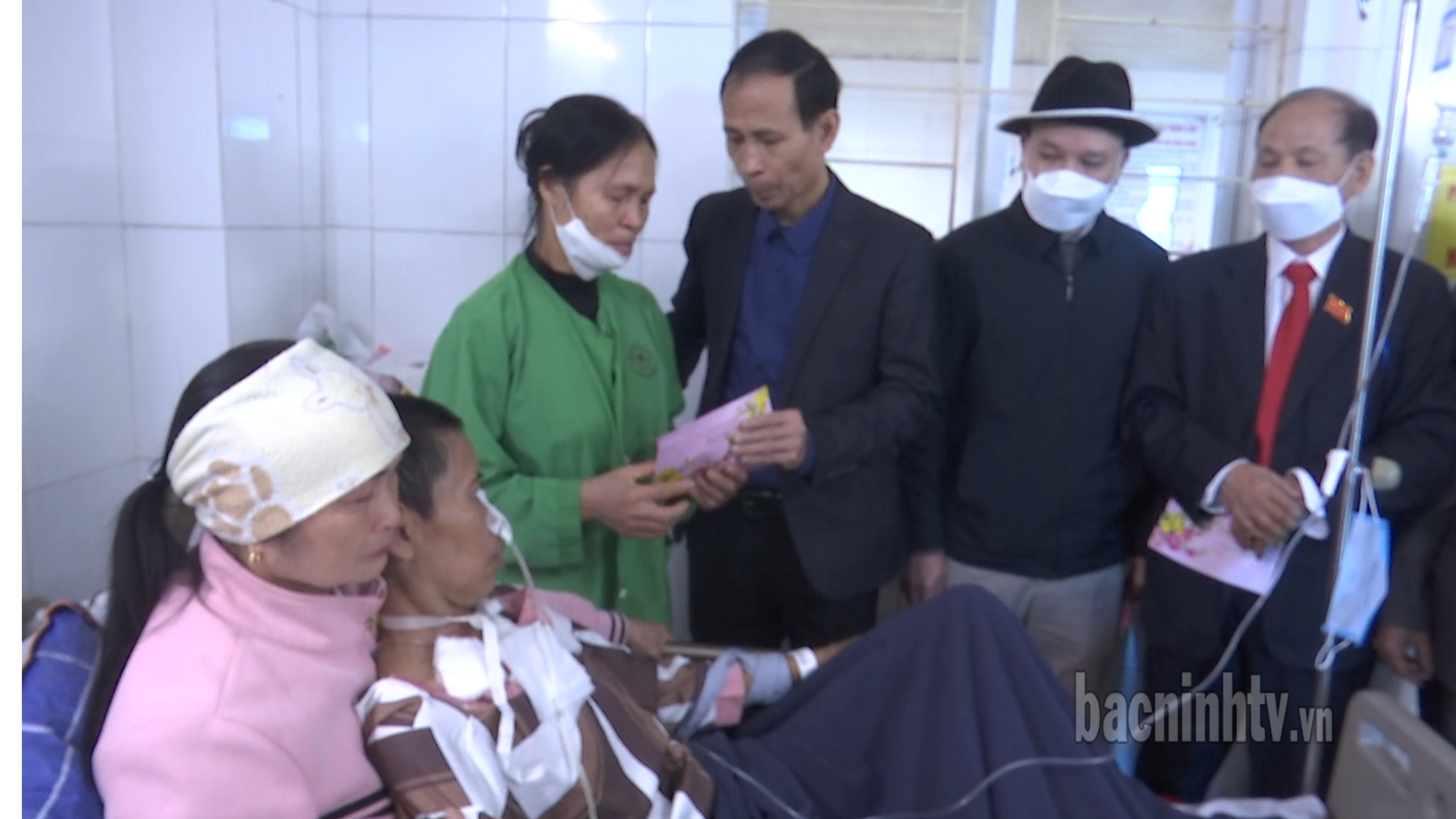 CLB Bất động sản tỉnh tặng quà bệnh nhân nặng điều trị tại bệnh viện dịp Tết