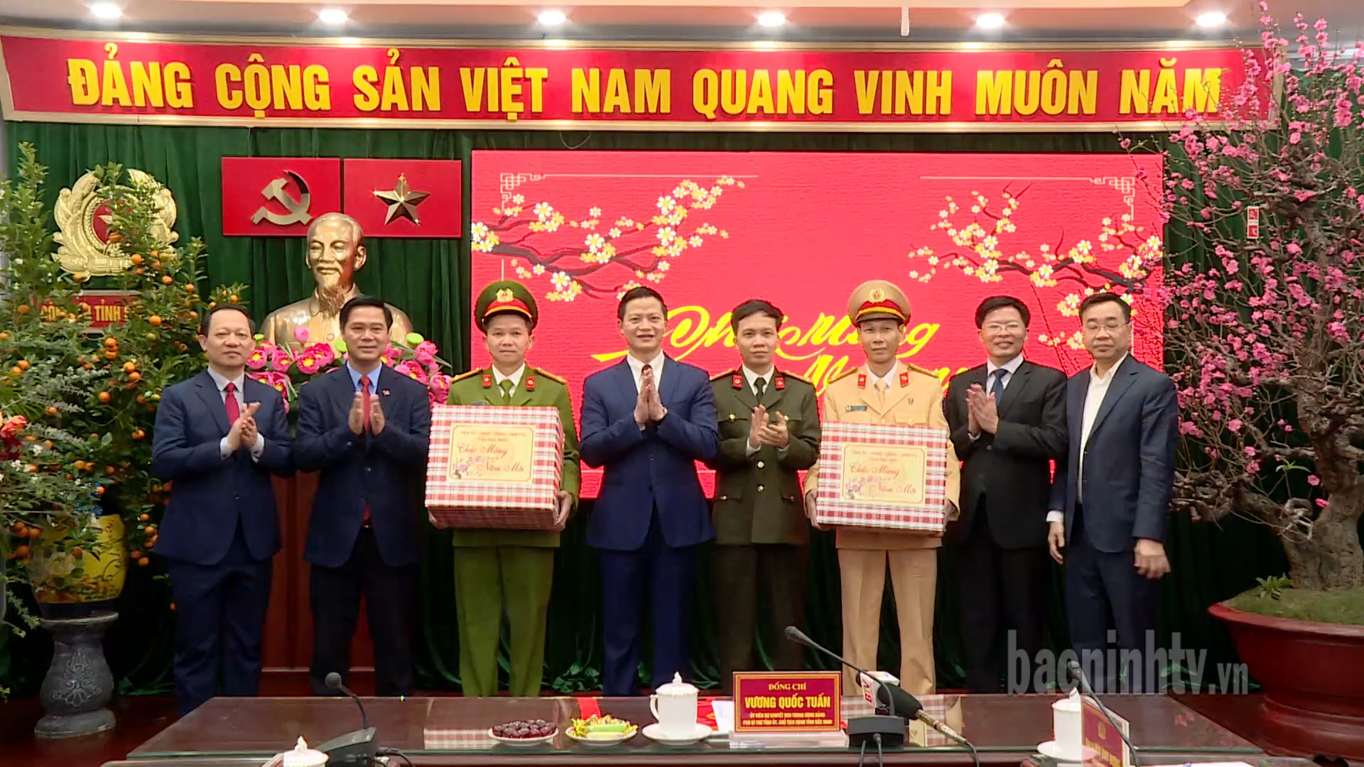Chủ tịch UBND tỉnh khen thưởng các đơn vị có thành tích đặc biệt xuất sắc trong đấu tranh, phòng chống tội phạm
