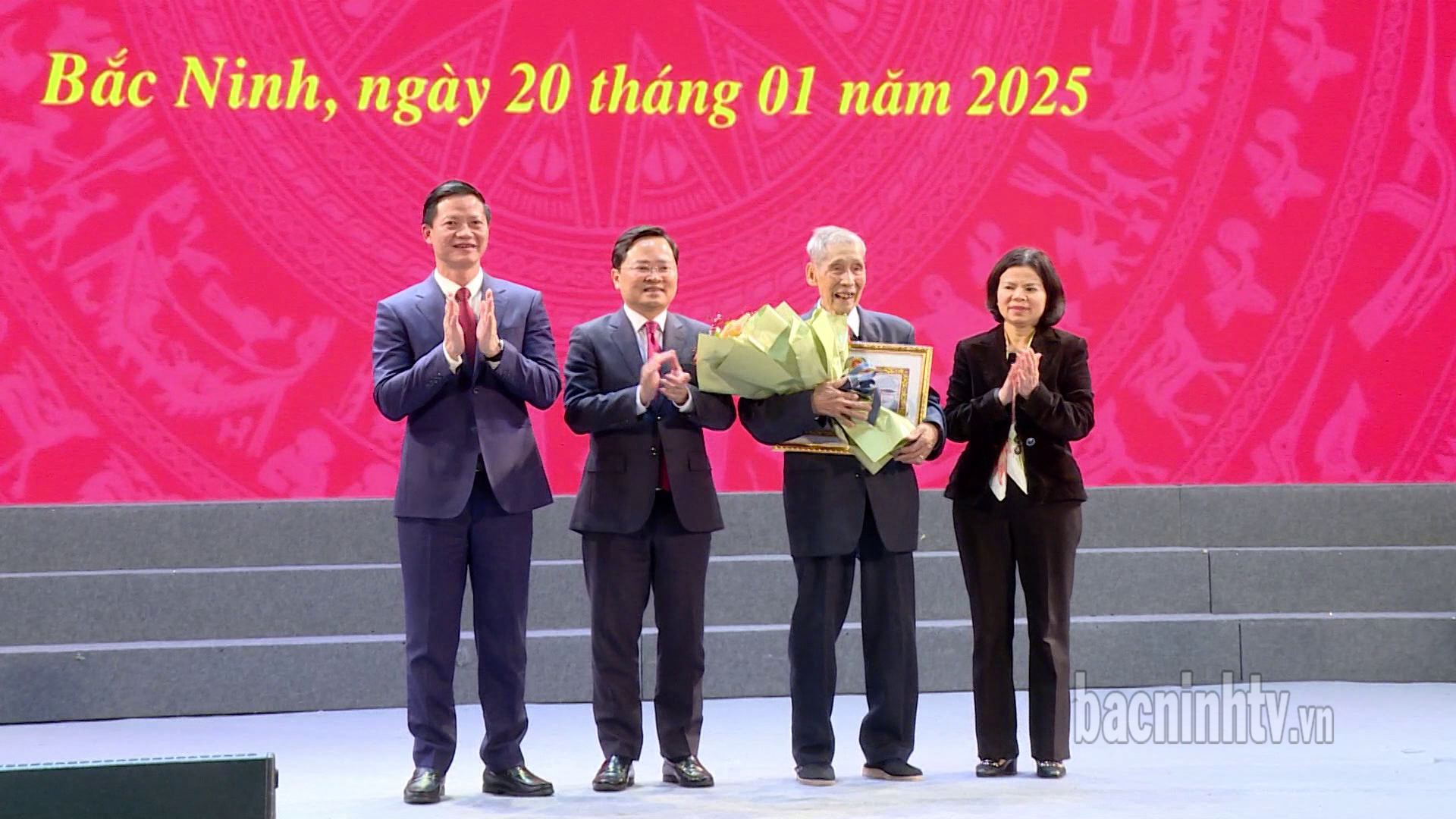 1.144 đảng viên được nhận Huy hiệu Đảng dịp kỷ niệm 95 năm thành lập Đảng Cộng sản Việt Nam