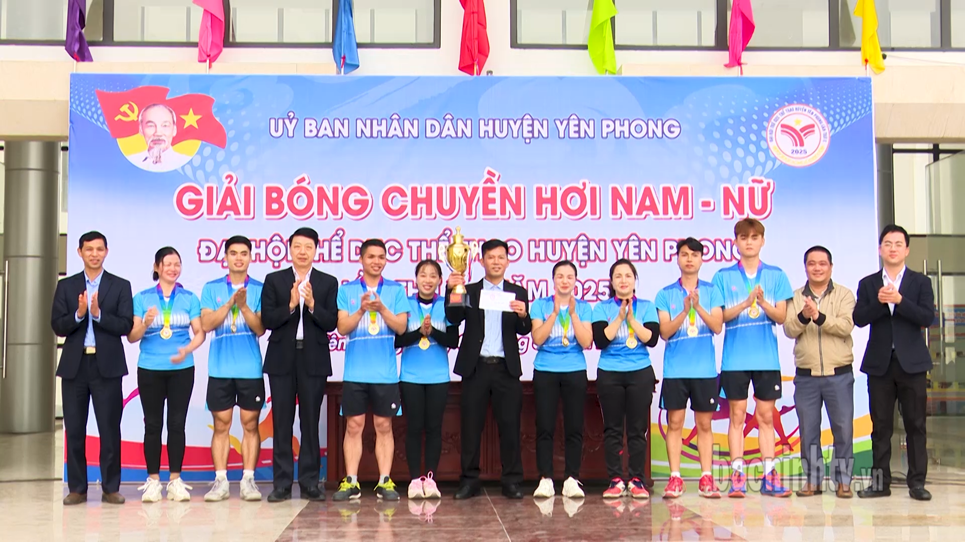 Yên Phong tổ chức Giải bóng chuyền hơi nam nữ 