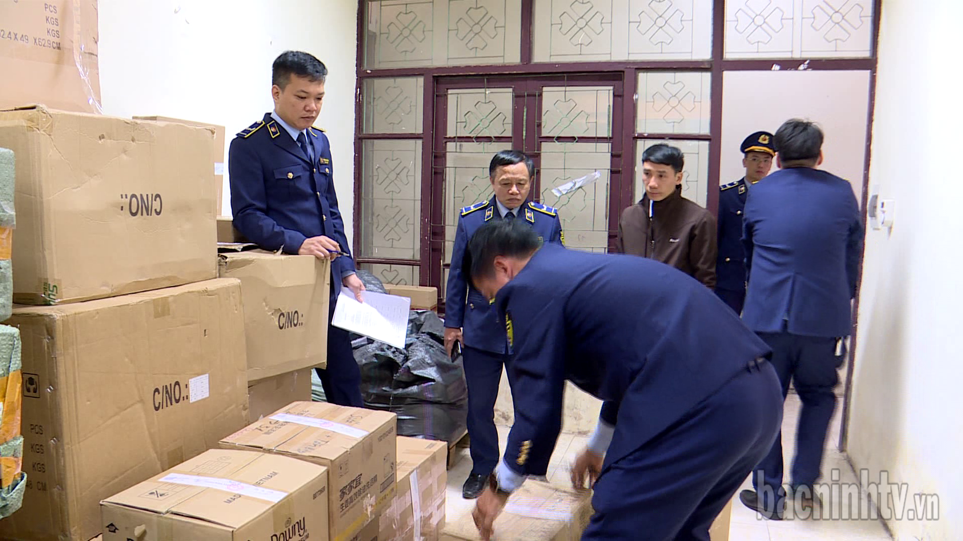 Phạt hành chính gần 2 tỷ đồng vi phạm các quy định trong lĩnh vực thương mại
