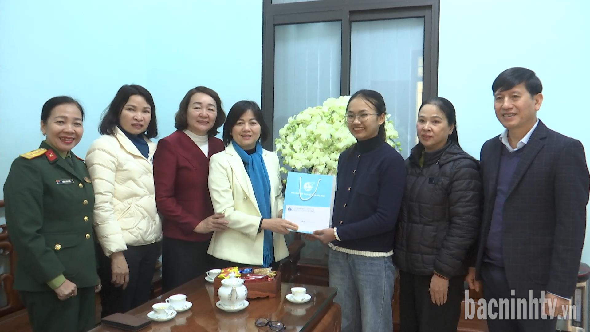 Hội Liên hiệp Phụ nữ tỉnh tặng quà, động viên nữ tân binh xung phong nhập ngũ