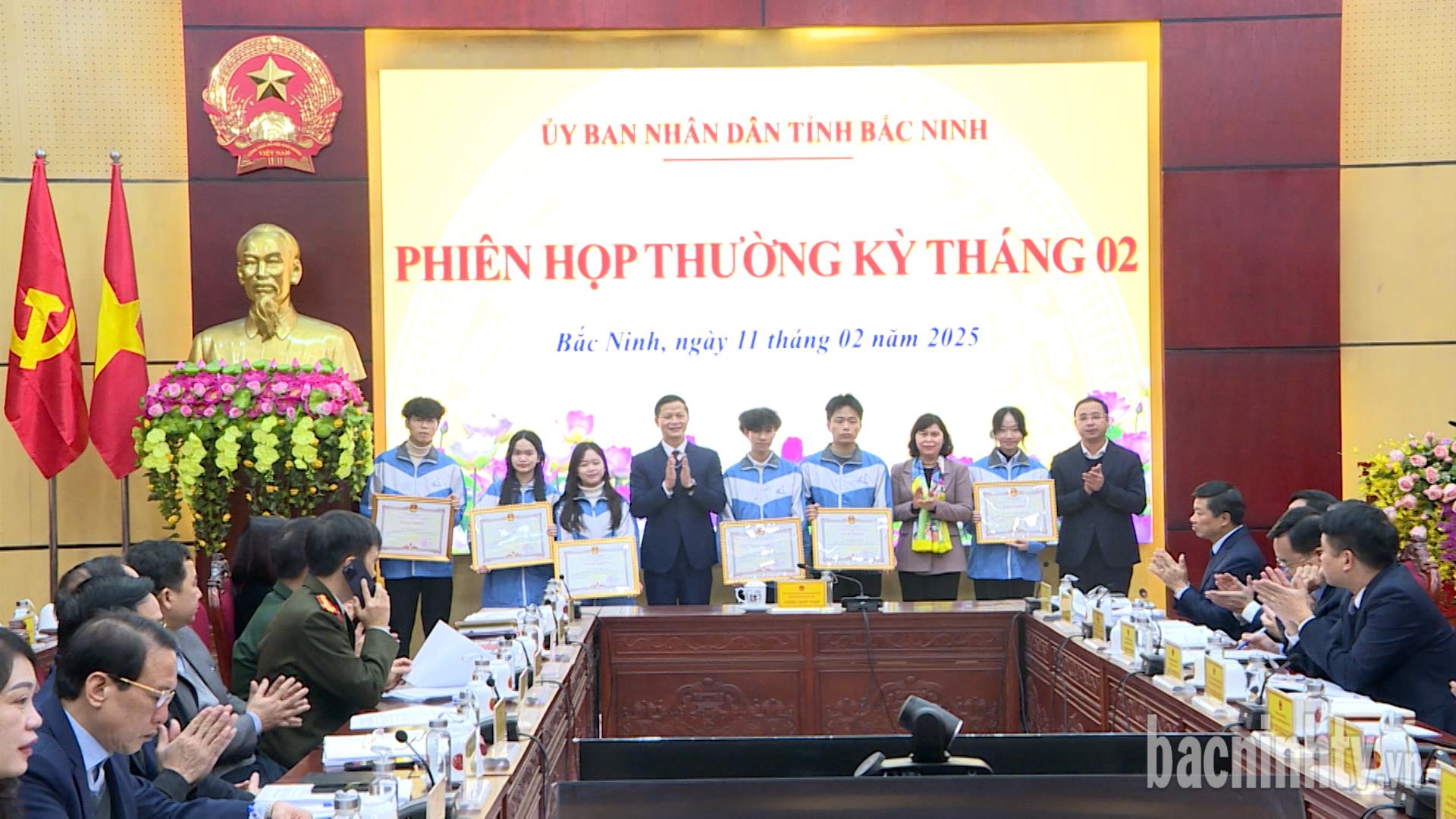Khen thưởng học sinh đoạt giải Nhất kỳ thi chọn học sinh giỏi quốc gia THPT năm học 2024 - 2025