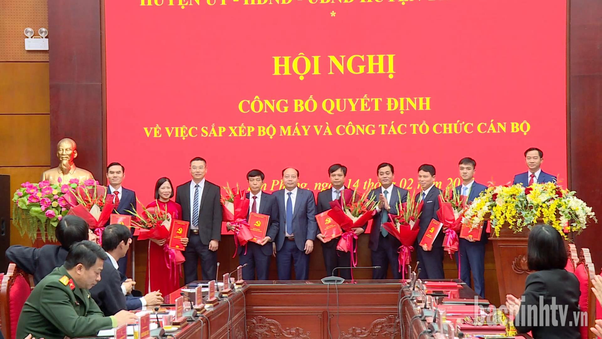Yên Phong công bố Quyết định sắp xếp bộ máy và công tác tổ chức cán bộ