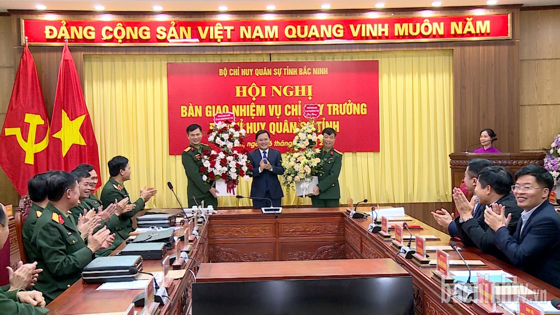 Bàn giao nhiệm vụ Chỉ huy trưởng Bộ CHQS tỉnh