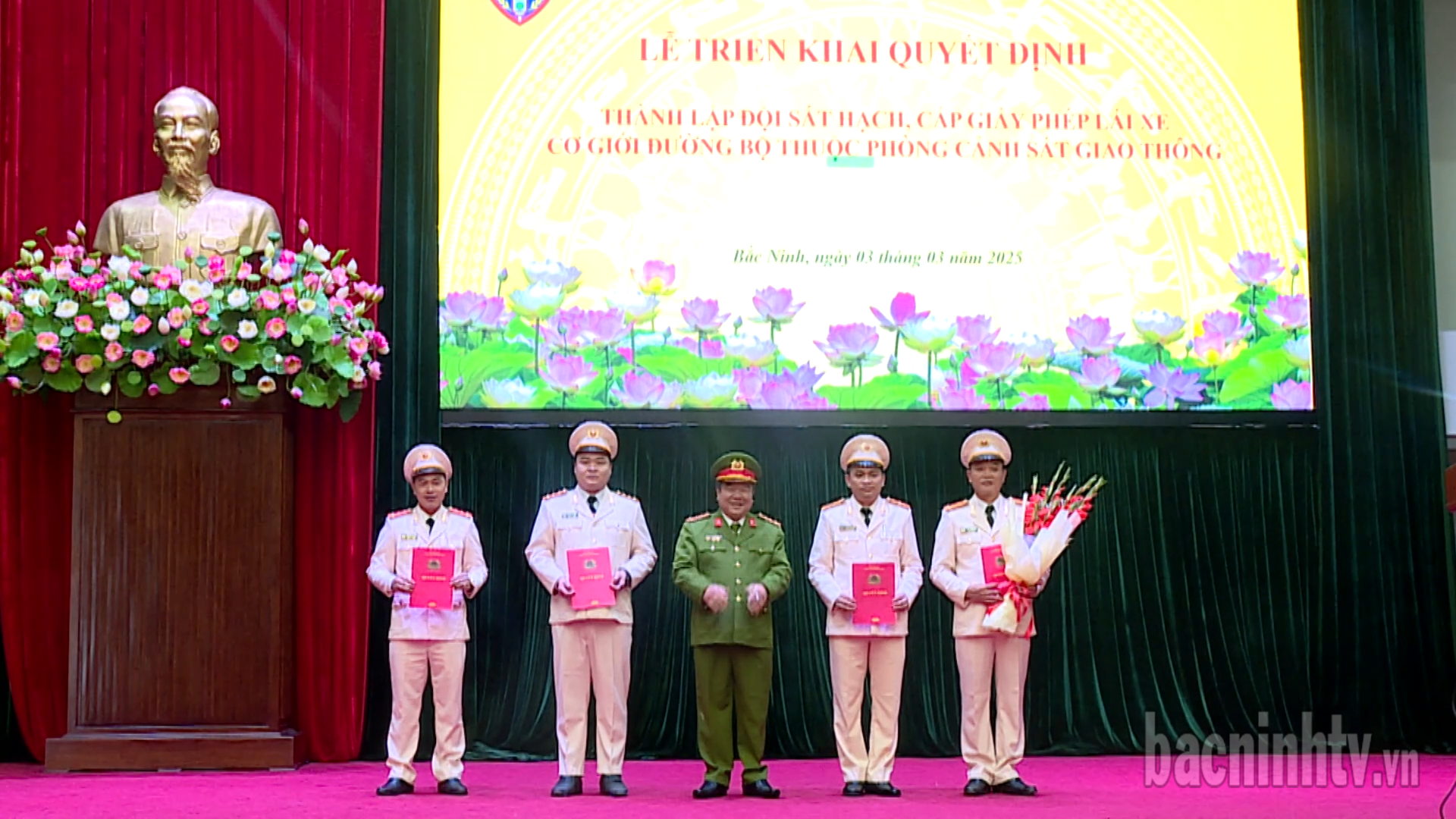 Công bố Quyết định thành lập Đội sát hạch, cấp Giấy phép lái xe cơ giới đường bộ