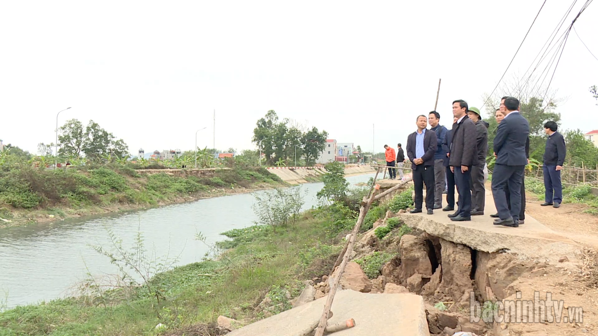 Phó Chủ tịch UBND tỉnh Lê Xuân Lợi kiểm tra, chỉ đạo khẩn trương khắc phục sụt lún kênh Tào Khê