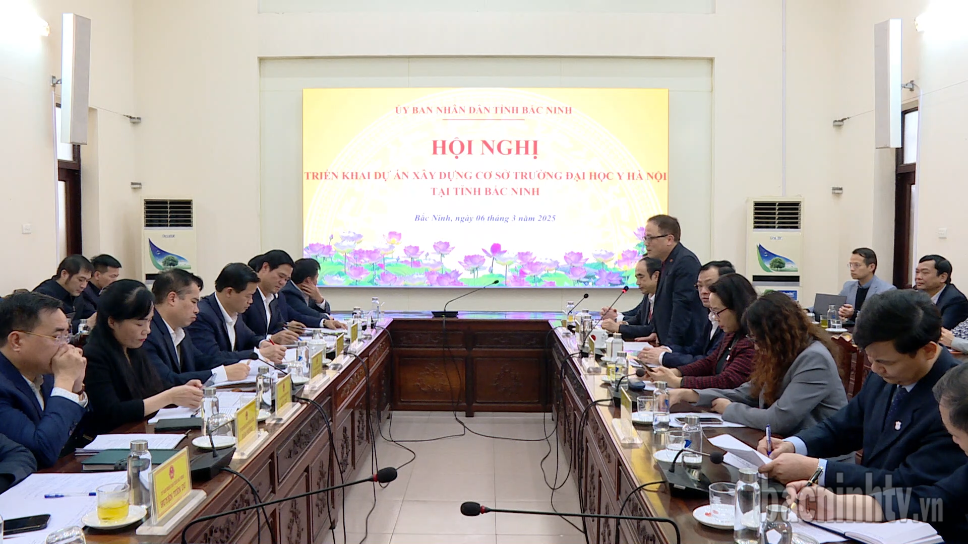 Chủ tịch UBND tỉnh Vương Quốc Tuấn làm việc với Trường Đại học Y Hà Nội