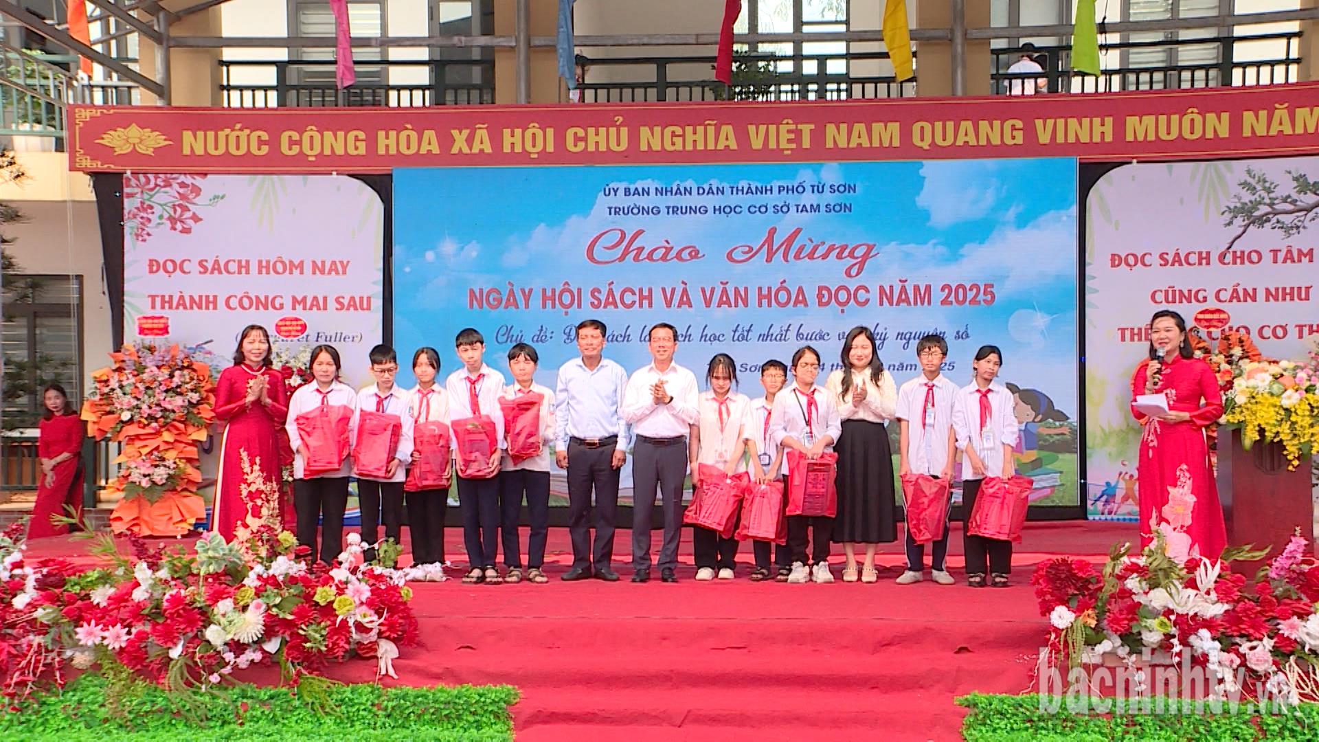 Hơn 1000 học sinh THCS Tam Sơn tham gia ngày hội sách