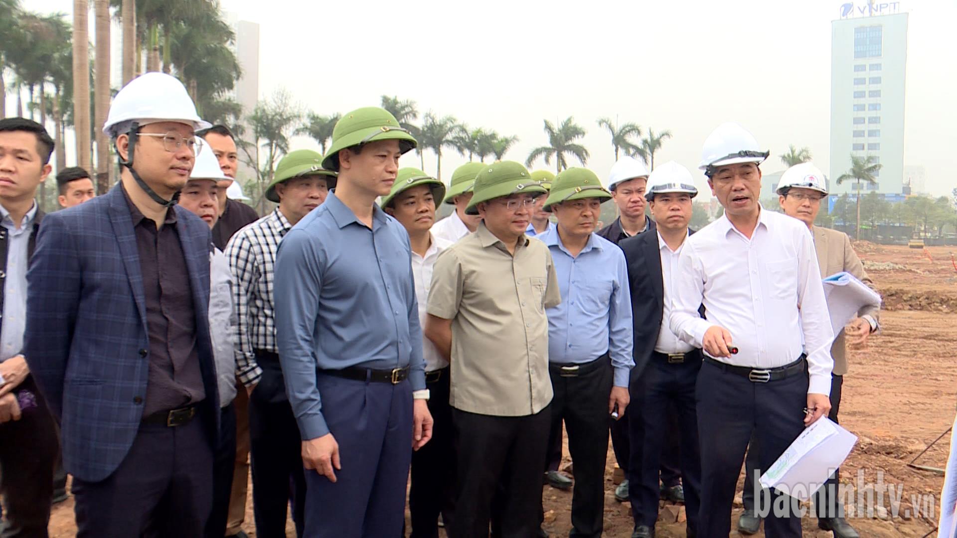 Các đồng chí lãnh đạo tỉnh kiểm tra tiến độ thực hiện  dự án Công viên Văn Miếu và dự án Đầu tư xây dựng hạ tầng kỹ thuật khu đô thị khu vực nút giao Tây nam