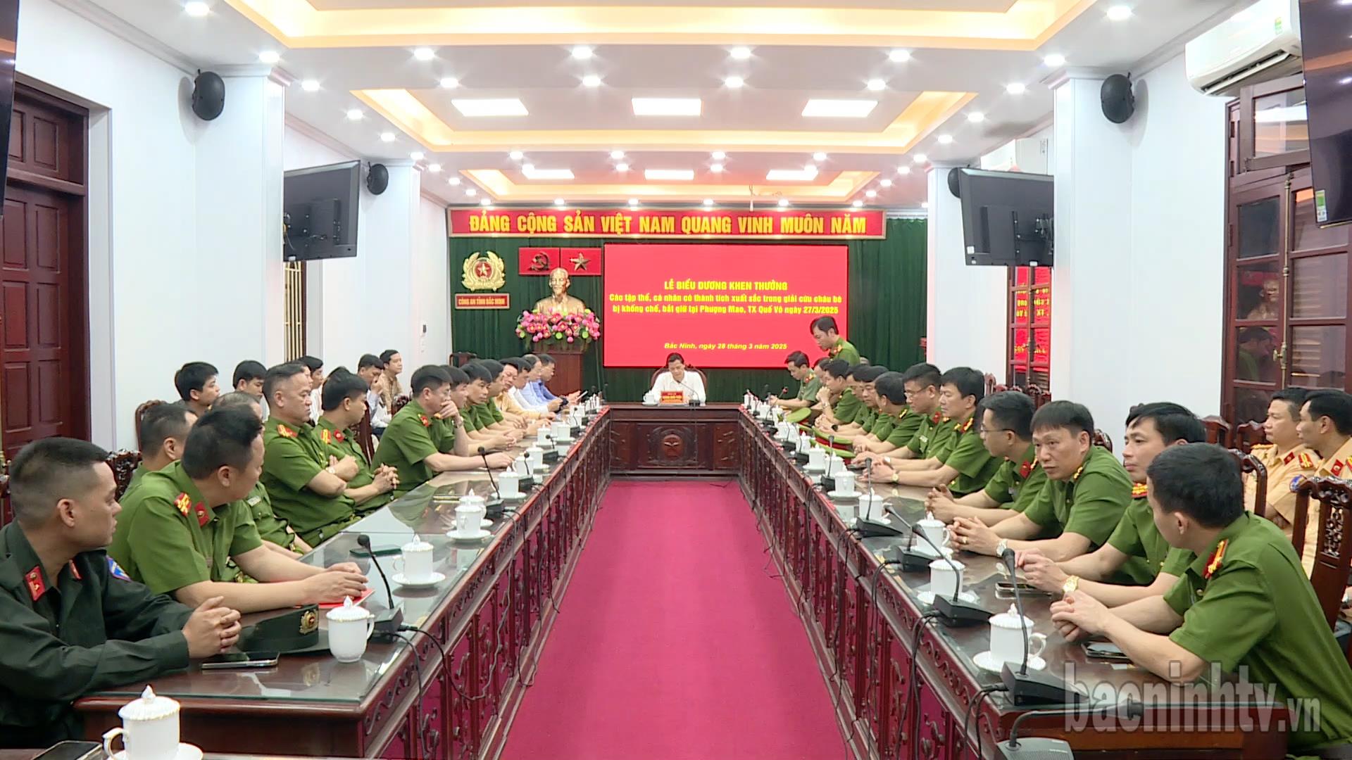 Chủ tịch UBND tỉnh khen thưởng tập thể, cá nhân có thành tích xuất sắc trong giải cứu cháu bé bị khống chế tại phường Phượng Mao, thị xã Quế Võ