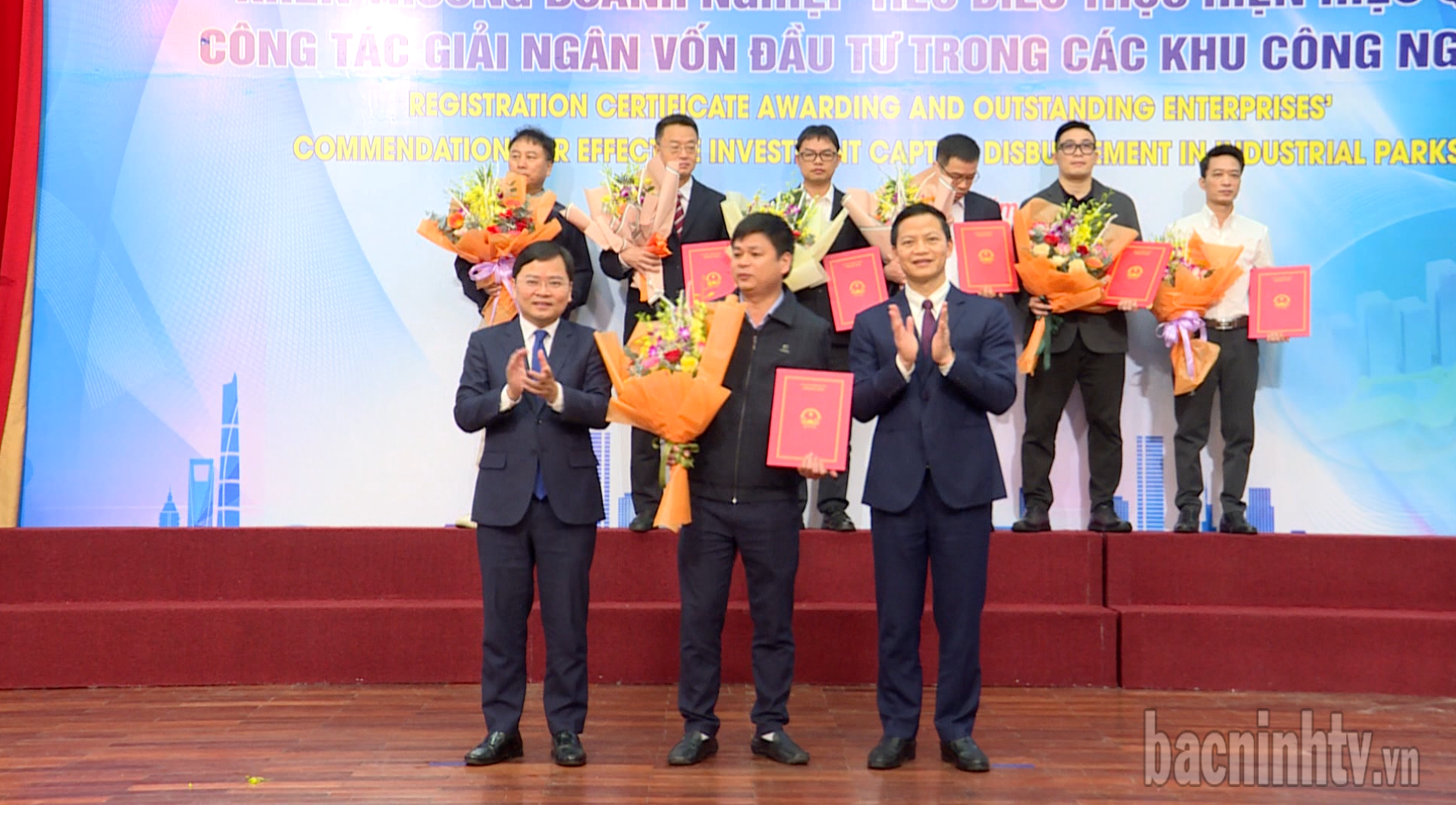 Trao Giấy chứng nhận đầu tư và khen thưởng các doanh nghiệp tiêu biểu