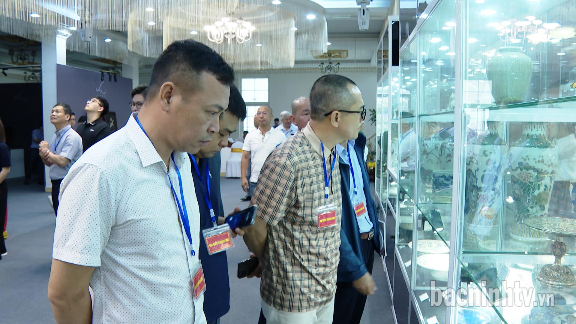 Trưng bày và đấu giá cổ vật tại Bảo tàng Hoàng gia Nam Hồng