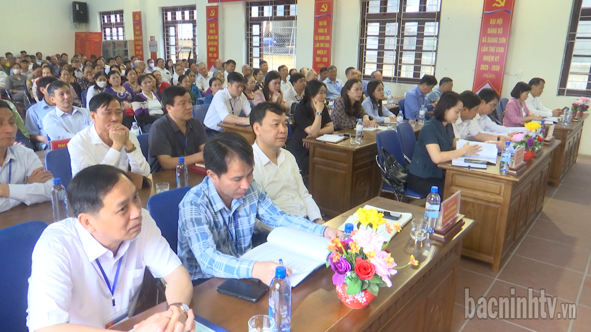 Đoàn đại biểu Quốc hội tỉnh tiếp xúc cử tri tại huyện Gia Bình, Lương Tài và thị xã Thuận Thành, Quế Võ