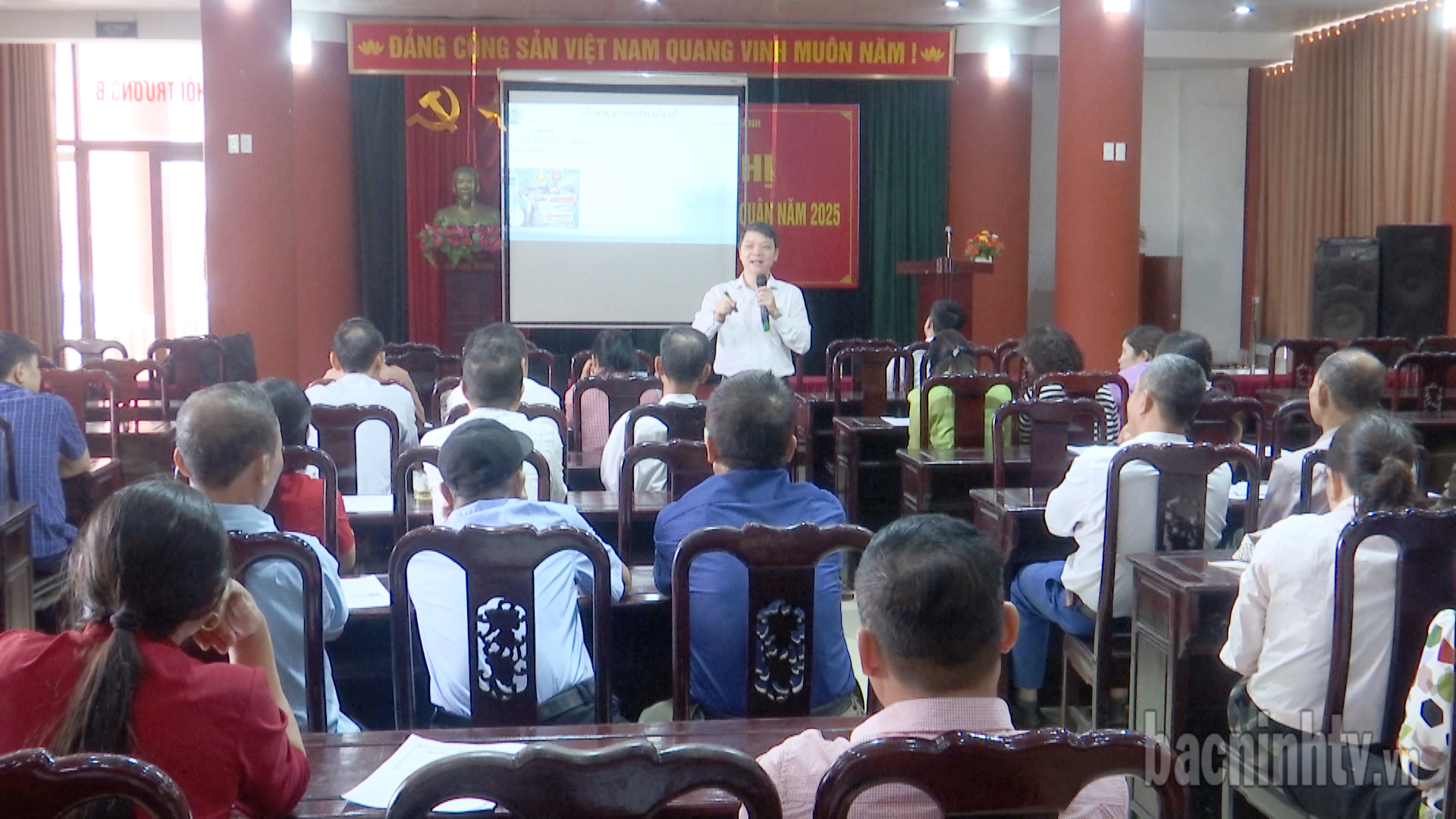 Tập huấn phát triển kinh doanh trên internet cho các HTX