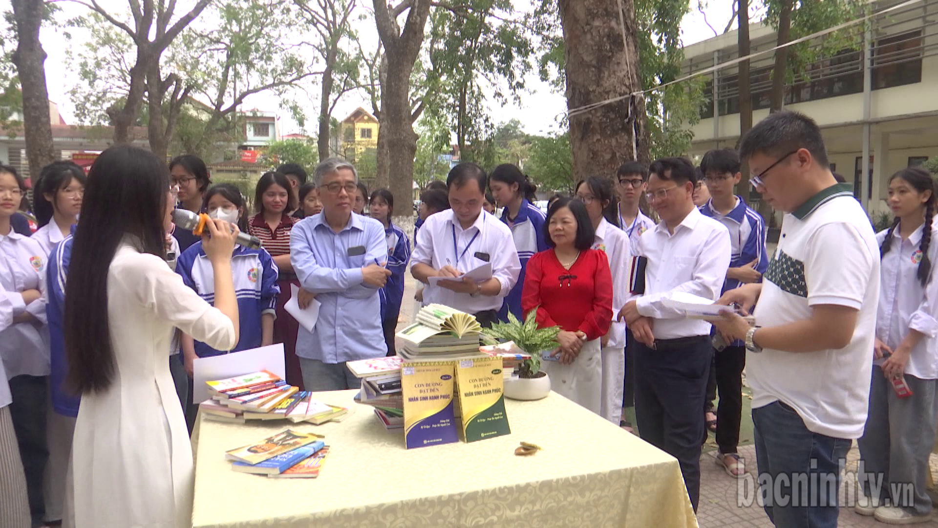 Ngày hội Sách và Văn hoá đọc tại Trường THPT Thuận Thành số 1