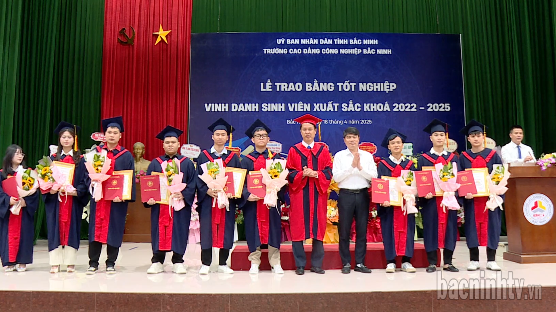 Trường Cao đẳng Công nghiệp Bắc Ninh trao Bằng tốt nghiệp và vinh danh sinh viên xuất sắc