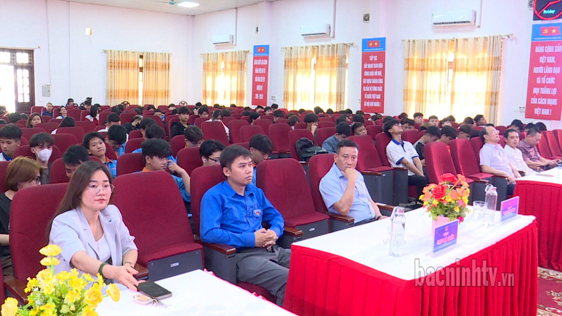Chiếu phim tài liệu lưu động với chủ đề “Thống nhất đất nước”