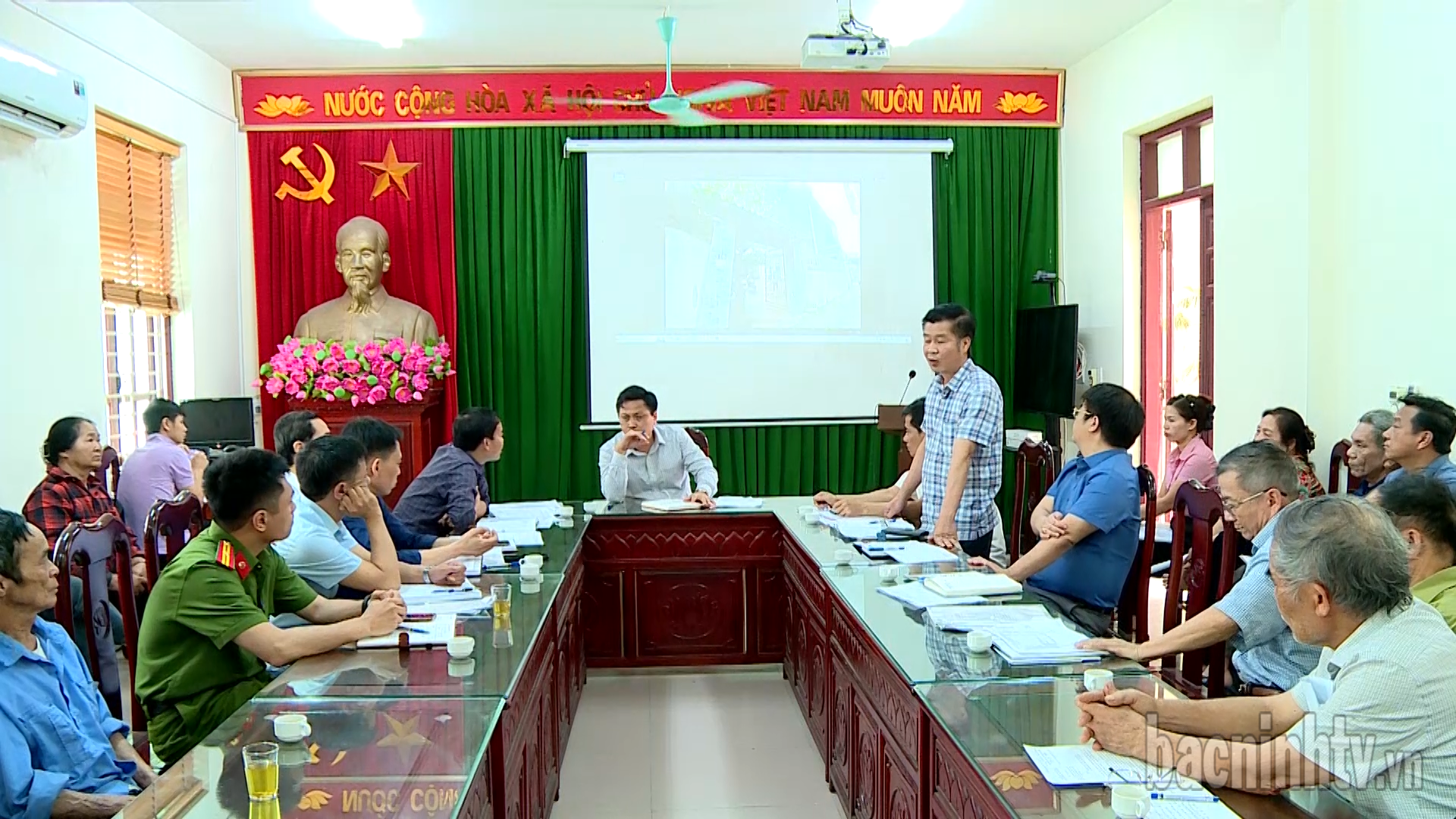 Đối thoại với các hộ dân phường Khắc Niệm có đất thu hồi tại dự án đường vành đai 4