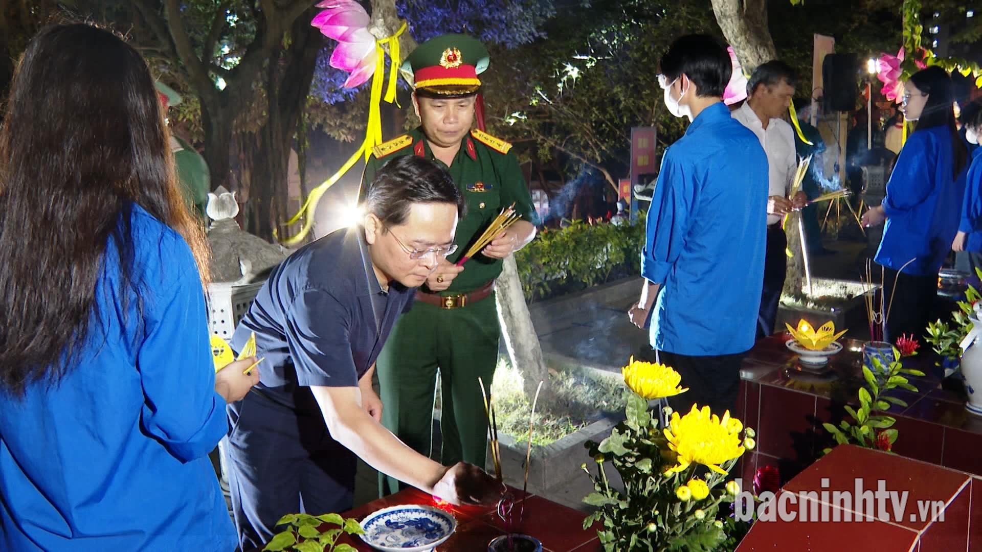 Các đồng chí lãnh đạo tỉnh dự Lễ thắp nến tri ân các Anh hùng, Liệt sĩ tại các Nghĩa trang Liệt sĩ trong tỉnh