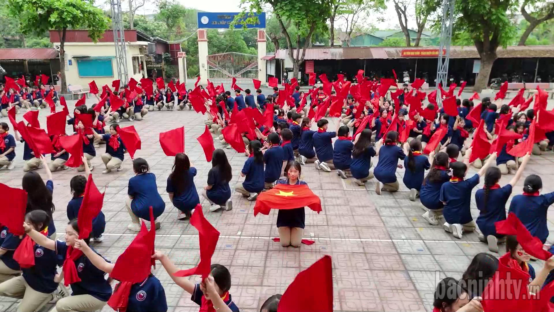 Học sinh Bắc Ninh tự hào tiến bước dưới cờ Đảng