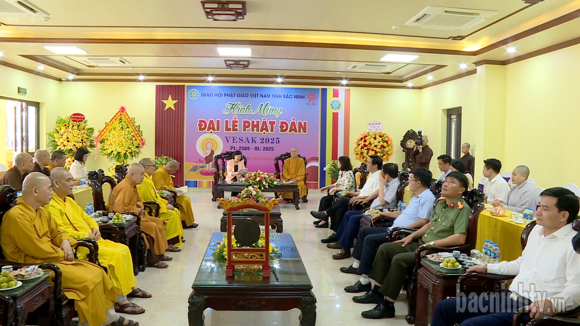 Đoàn đại biểu của tỉnh chúc mừng Ban Trị sự Giáo hội Phật giáo tỉnh nhân Đại lễ Phật đản 2025