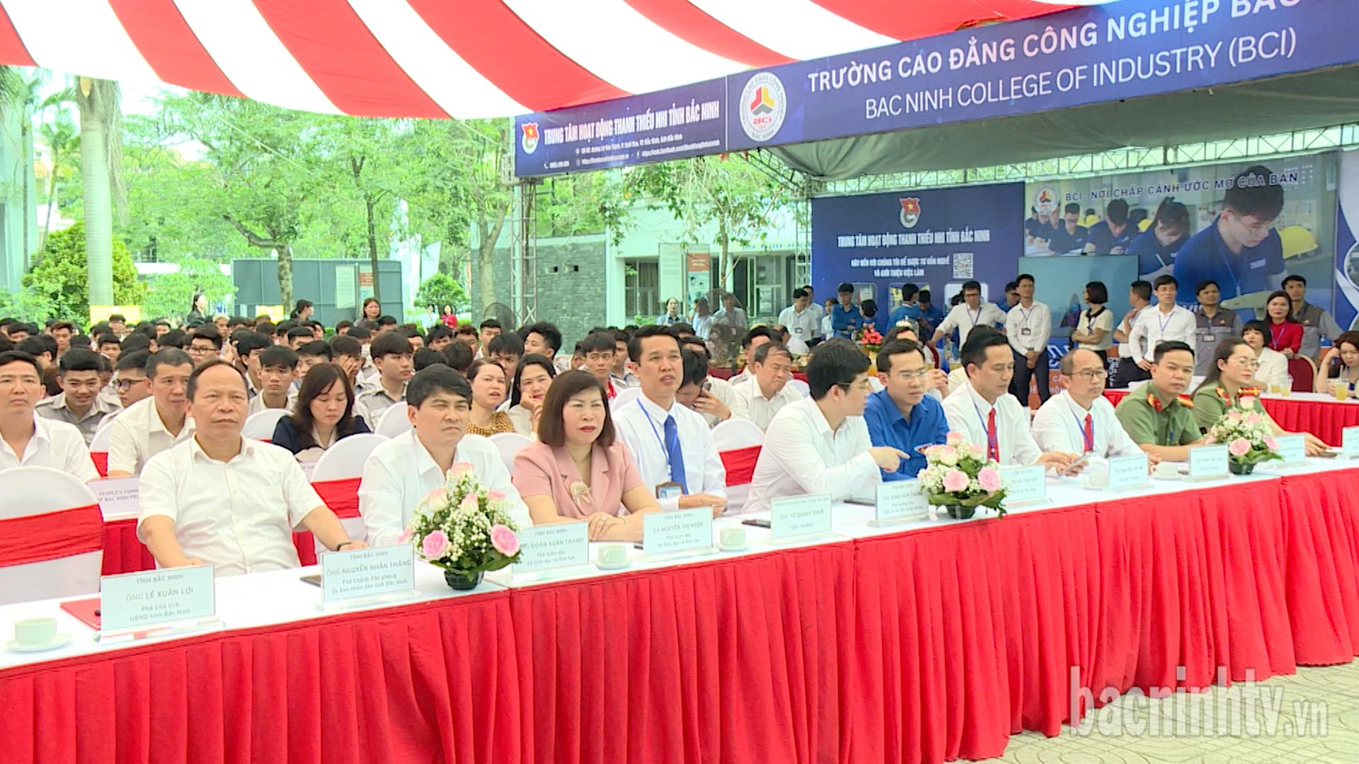 Khai mạc chương trình “Chuyến xe hướng nghiệp” tại Bắc Ninh