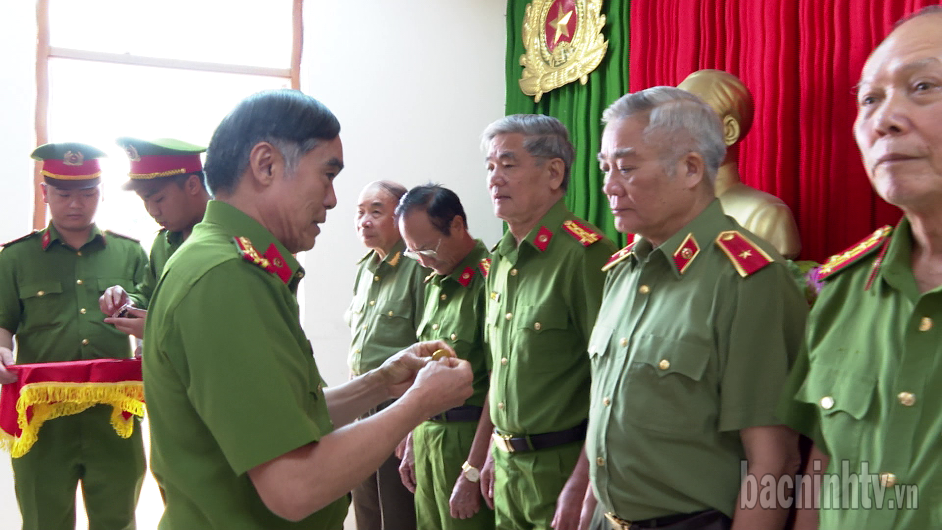 Trao Huy hiệu Hội viên cựu Công an nhân dân