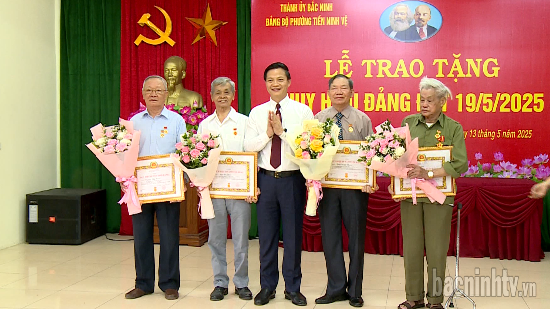 Chủ tịch UBND tỉnh Vương Quốc Tuấn trao Huy hiệu Đảng và kiểm tra dự án xử lý sự cố kè sông Cầu tại thành phố Bắc Ninh
