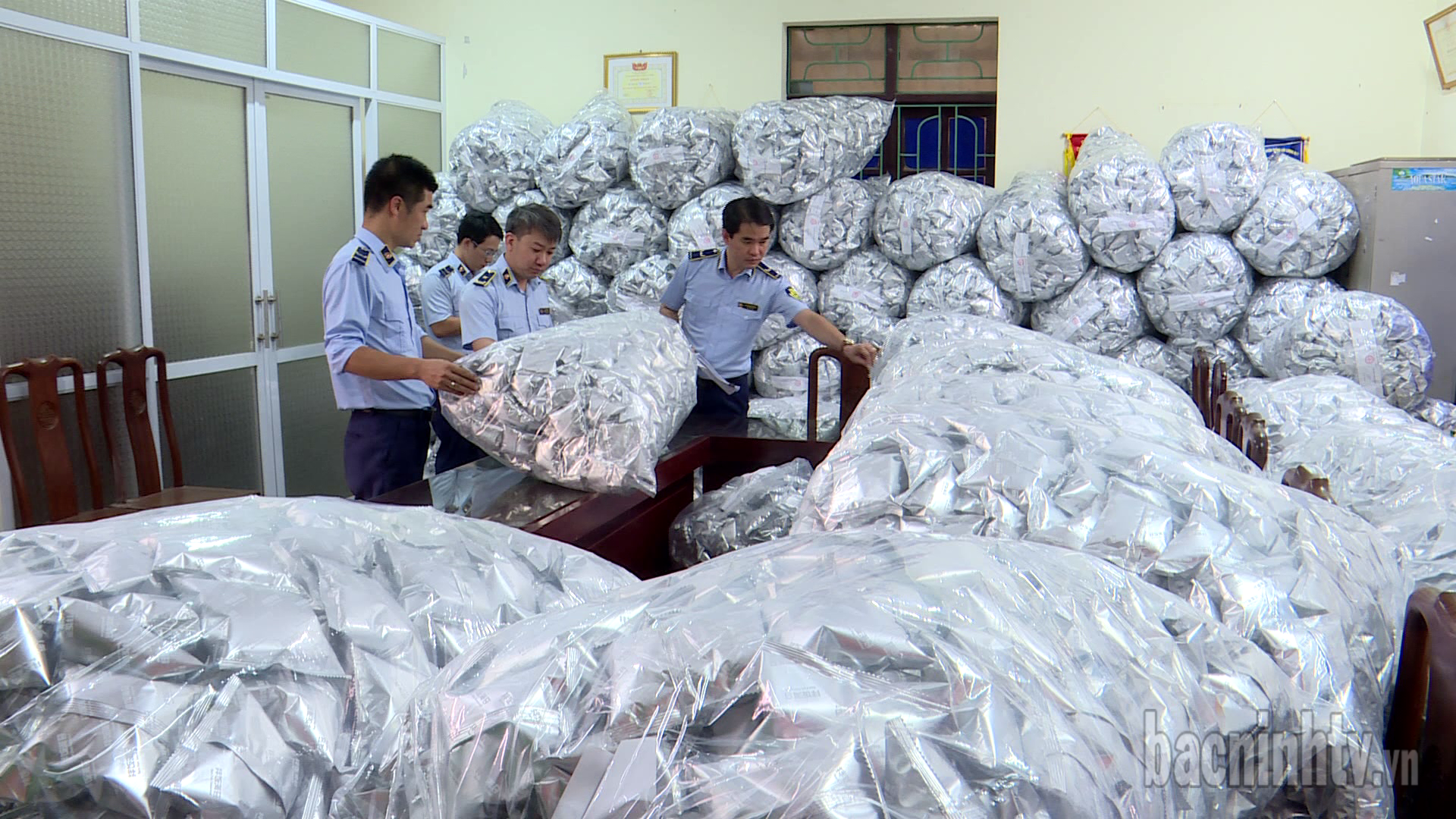 Đội QLTT số 5 thu giữ 40.000 gói rong biển không rõ nguồn gốc