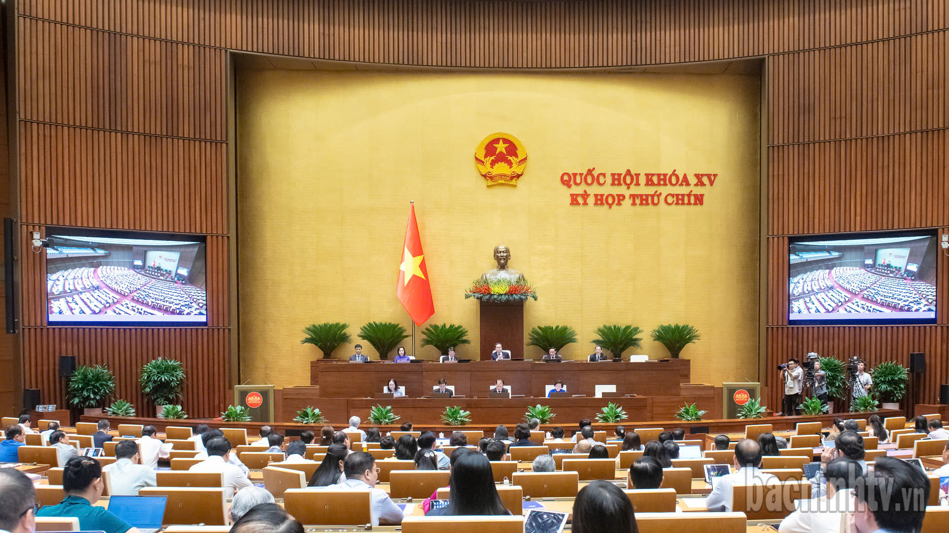 Quốc hội thảo luận ở hội trường về dự thảo Nghị quyết của Quốc hội sửa đổi, bổ sung một số điều của Hiến pháp năm 2013 (lần thứ Nhất)