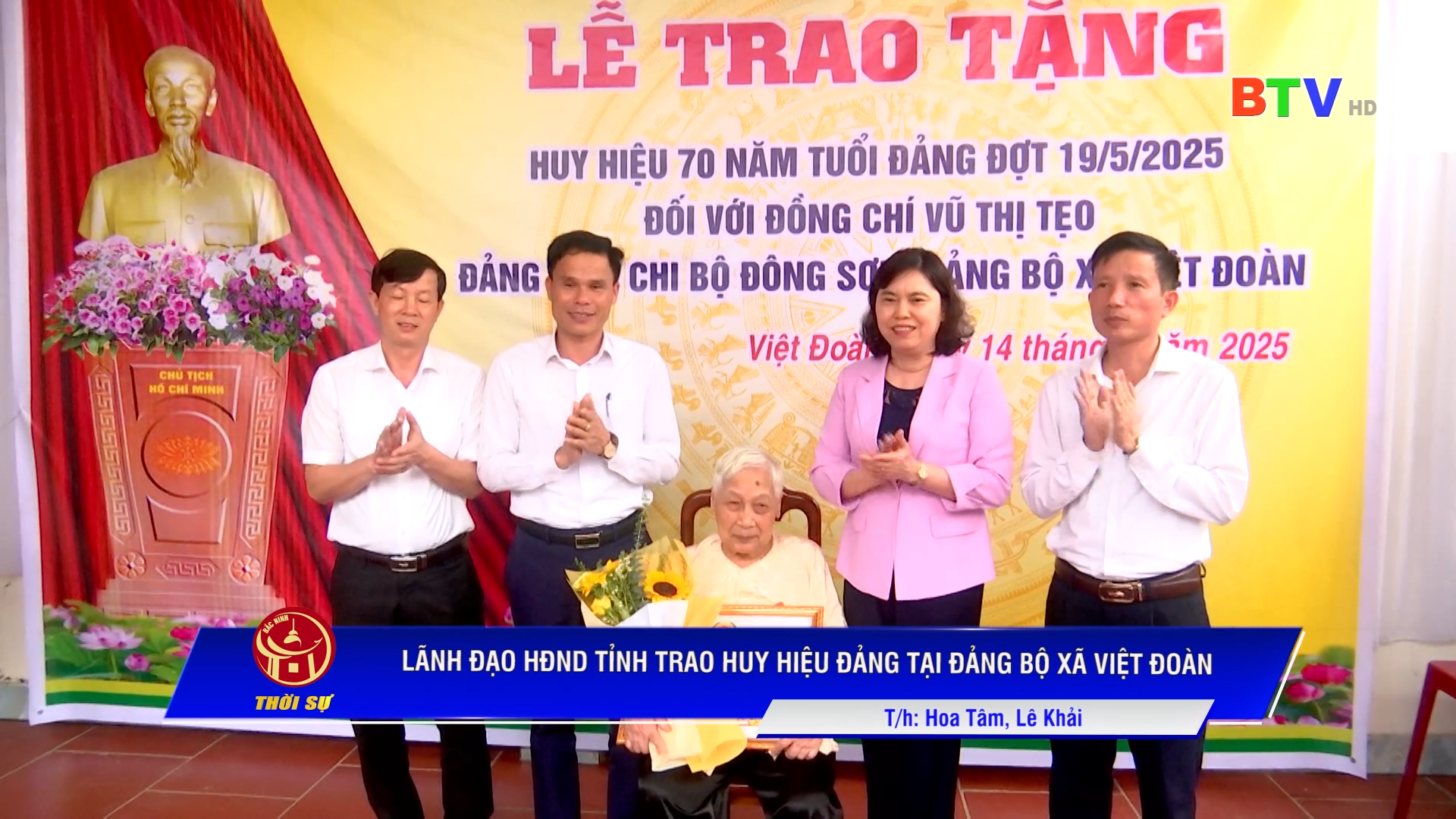 Đồng chí Trần Thị Hằng trao Huy hiệu Đảng tại Đảng bộ xã Việt Đoàn