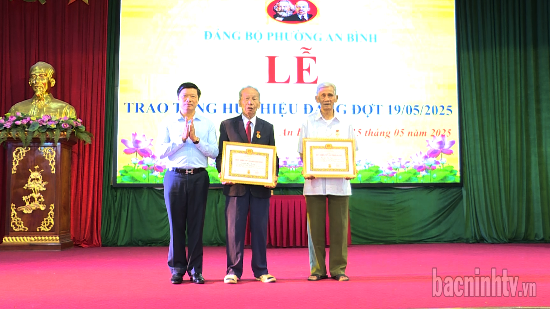 Các đồng chí lãnh đạo tỉnh trao tặng Huy hiệu Đảng dịp 19/5