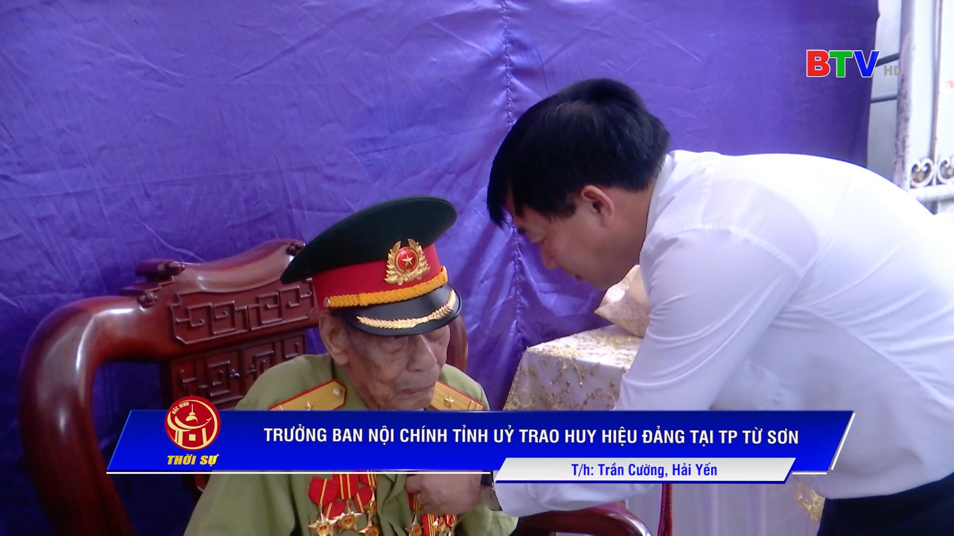 Trưởng Ban Nội chính Tỉnh uỷ trao Huy hiệu Đảng tại Đảng bộ phường Châu Khê