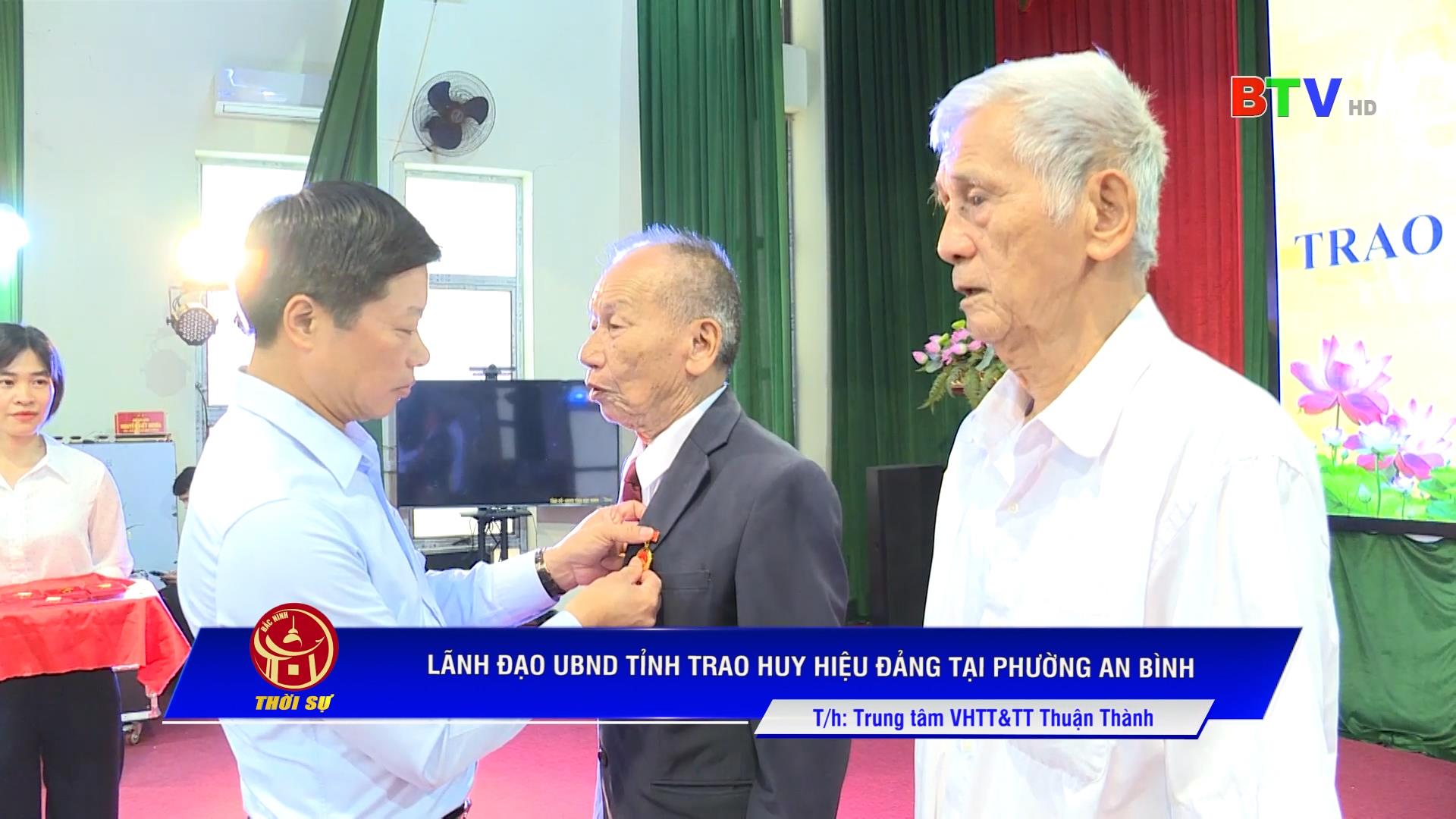 Lãnh đạo tỉnh trao tặng Huy hiệu Đảng tại phường An Bình
