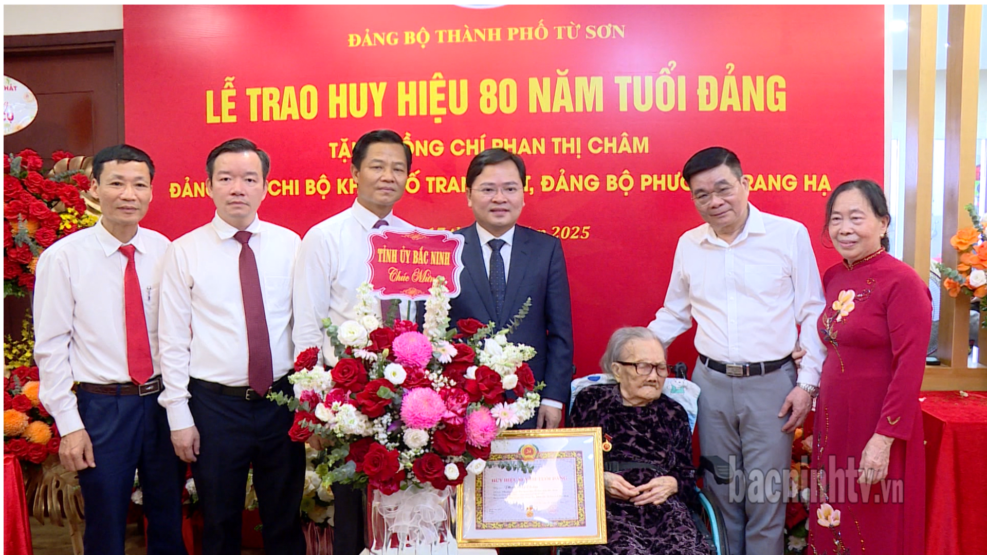 Bí thư Tỉnh ủy trao Huy hiệu 80 năm tuổi Đảng cho đảng viên Chi bộ khu phố Trang Liệt