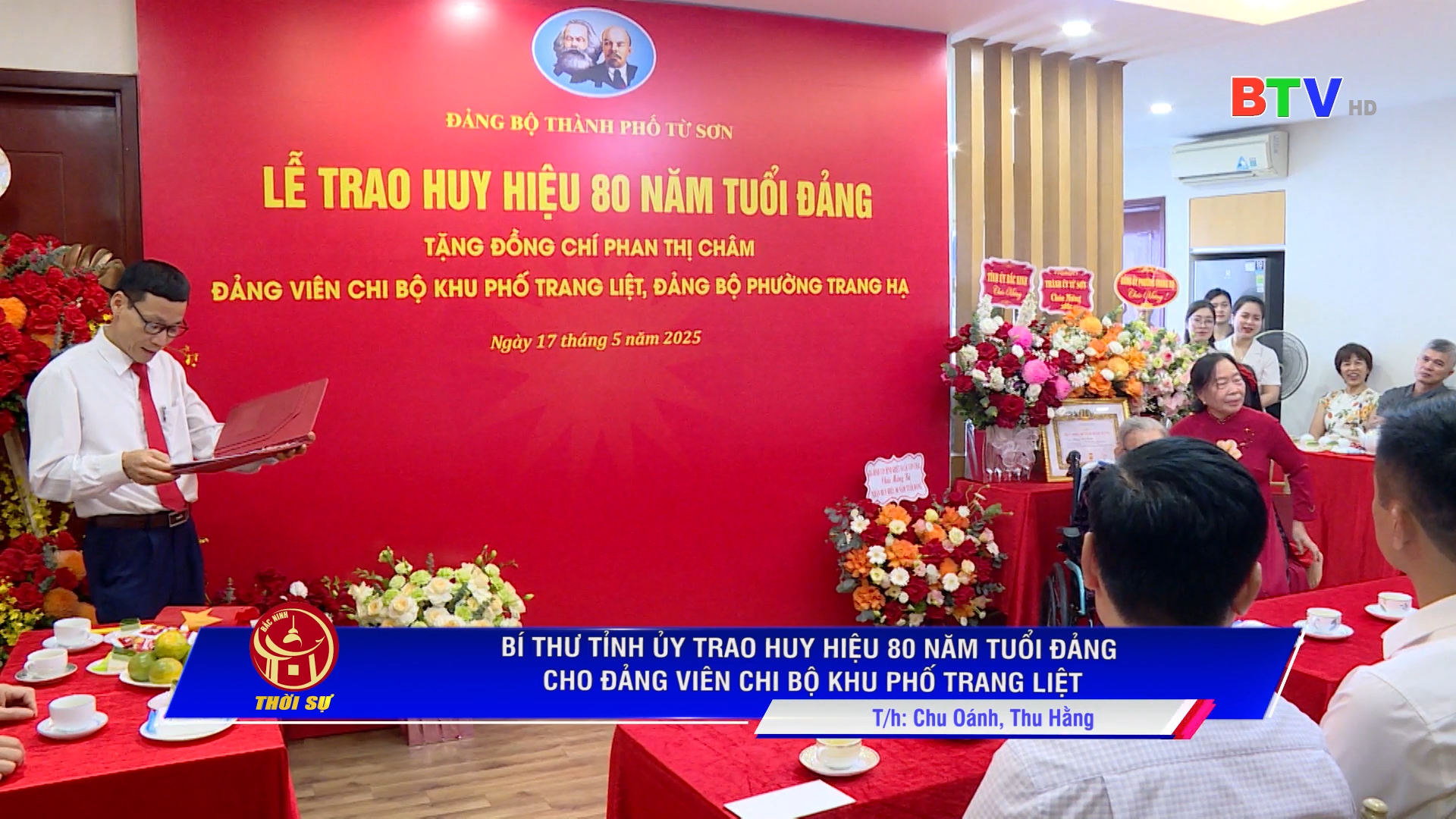 Bí thư Tỉnh ủy trao Huy hiệu 80 năm tuổi Đảng cho đảng viên Chi bộ khu phố Trang Liệt