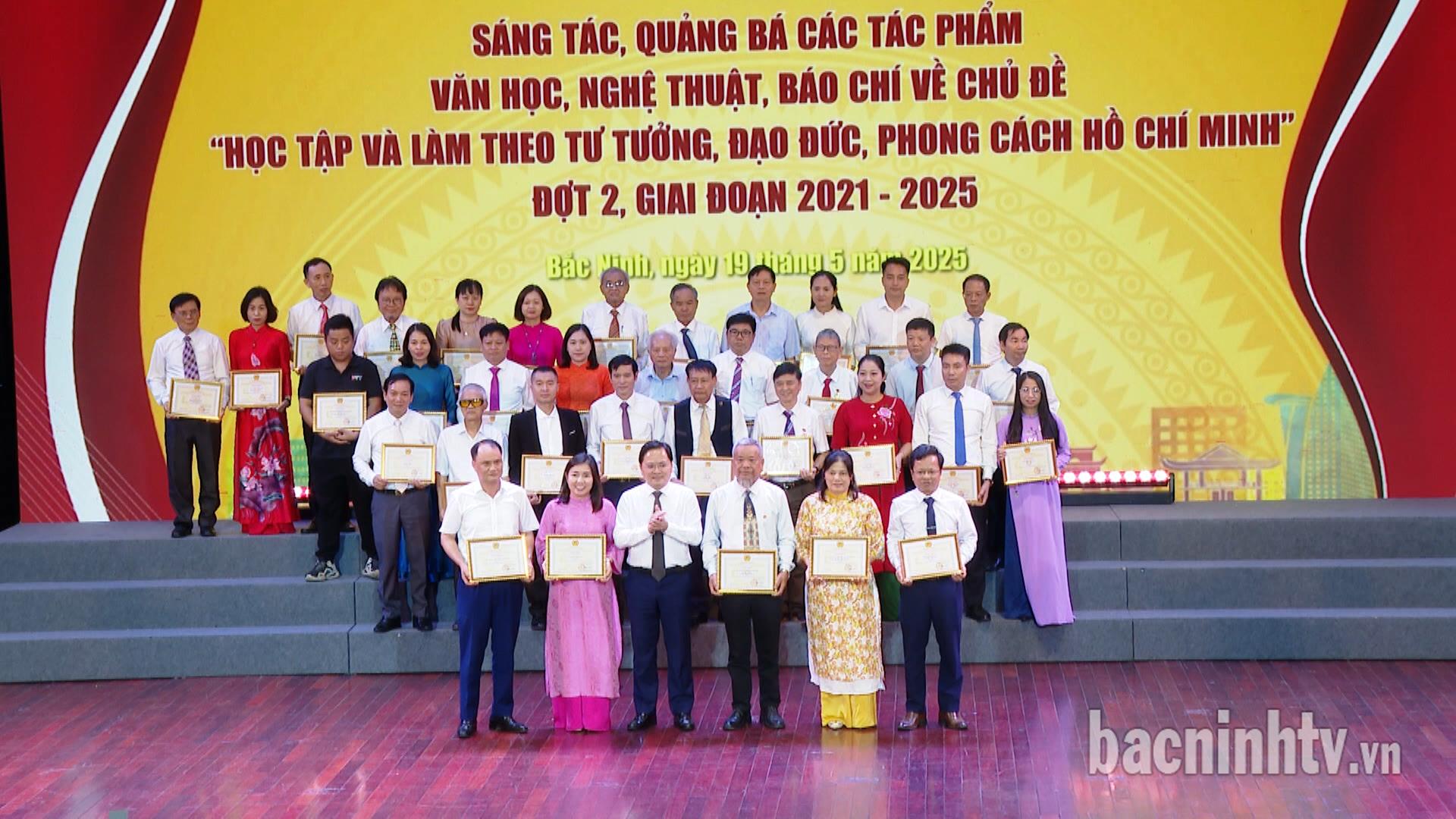 Bắc Ninh: Trao thưởng 39 tác phẩm đạt giải chủ đề học tập và làm theo Bác