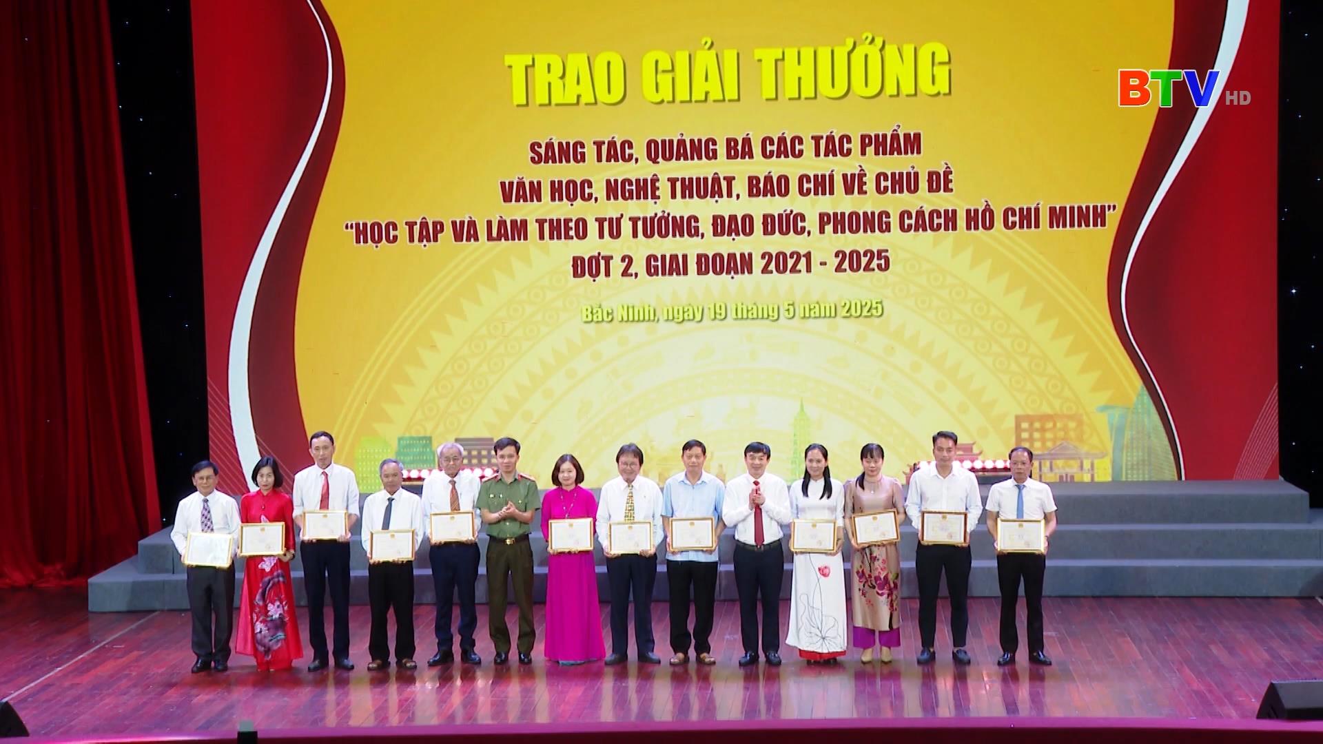 TRAO THƯỞNG 39 TÁC PHẨM ĐẠT GIẢI CHỦ ĐỀ HỌC TẬP VÀ LÀM THEO BÁC