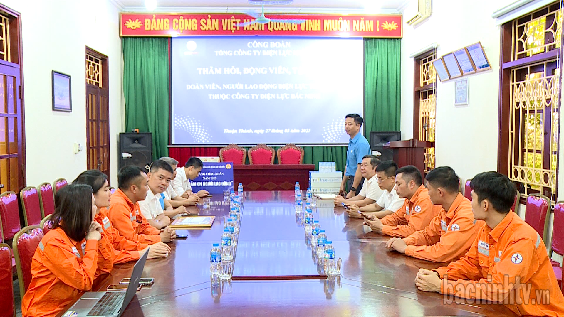 Tặng quà đoàn viên, người lao động ngành Điện nhân Tháng Công nhân 2025