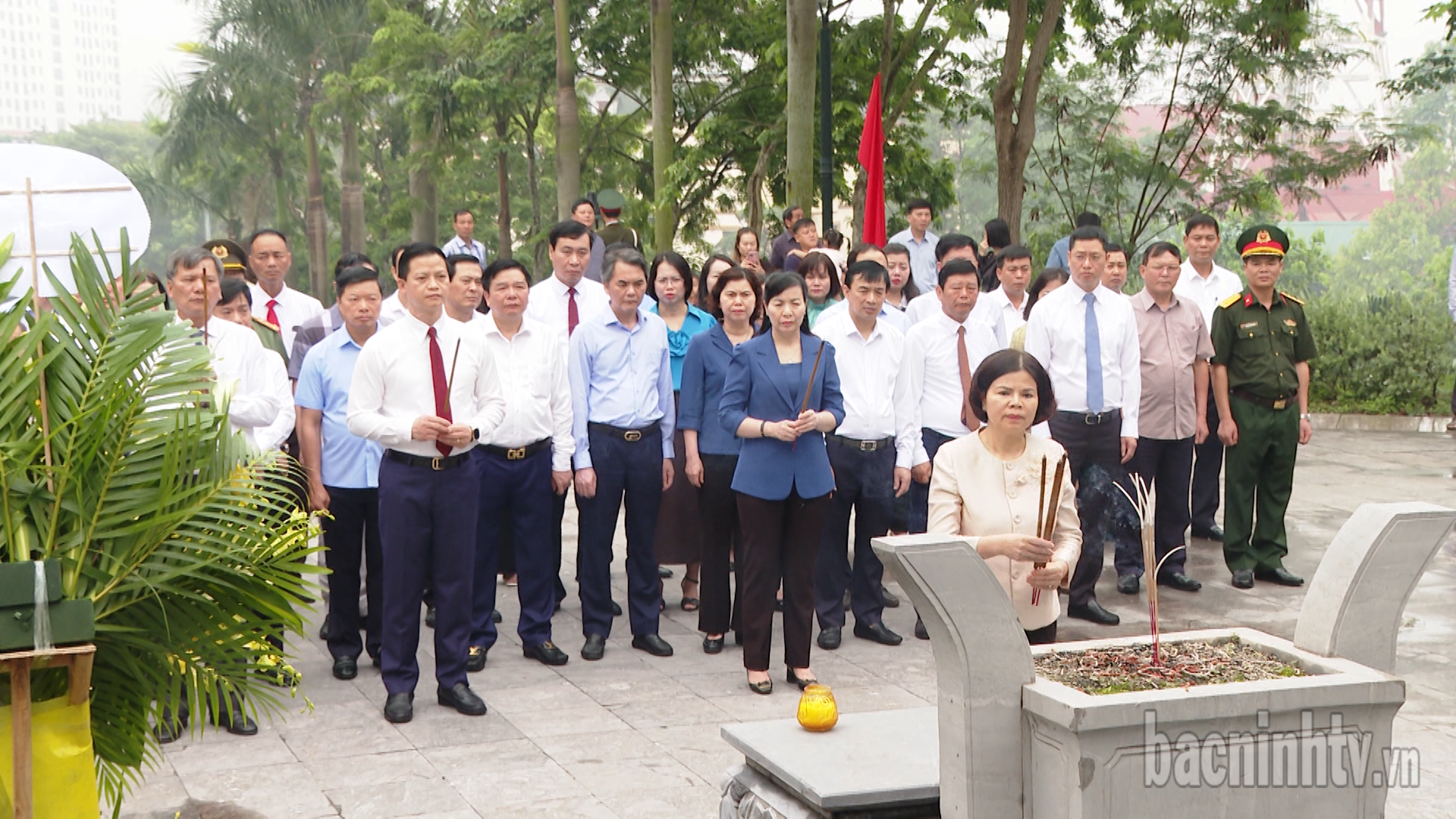 Đoàn đại biểu của tỉnh và Tổng LĐLĐ Việt Nam dâng hương kỷ niệm 120 năm Ngày sinh đồng chí Hoàng Quốc Việt