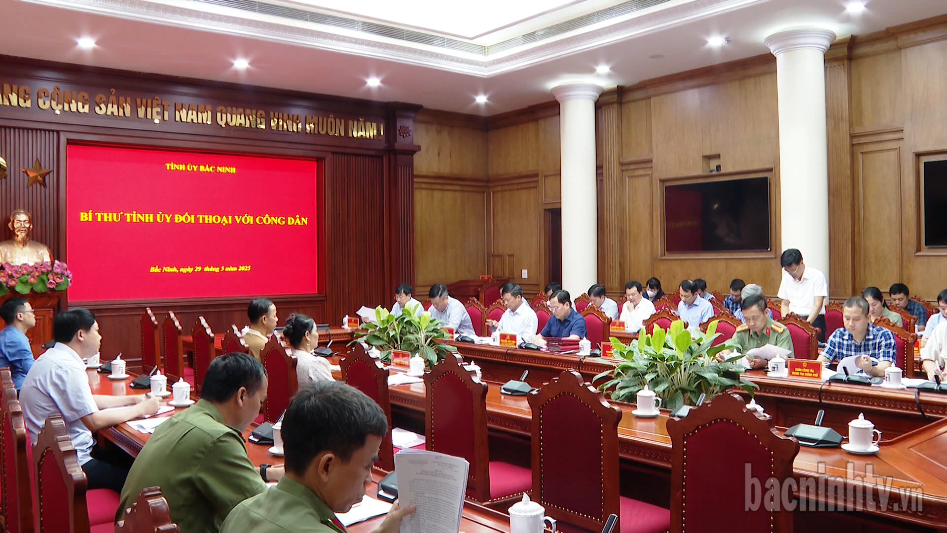 Bí thư Tỉnh uỷ đối thoại với công dân
