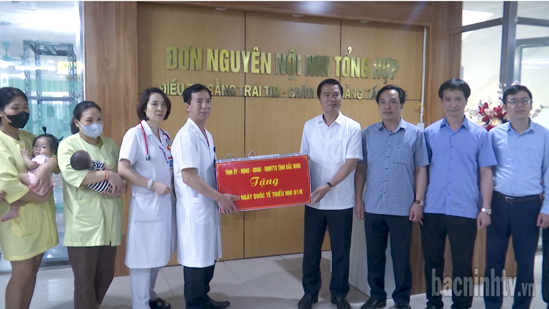 Các đồng chí lãnh đạo tỉnh tặng quà Ngày Quốc tế Thiếu nhi 1/6 tại một số đơn vị, địa phương